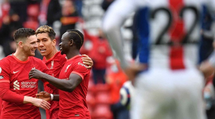 Mané comemora com companheiros de Liverpool gol marcado neste domingo