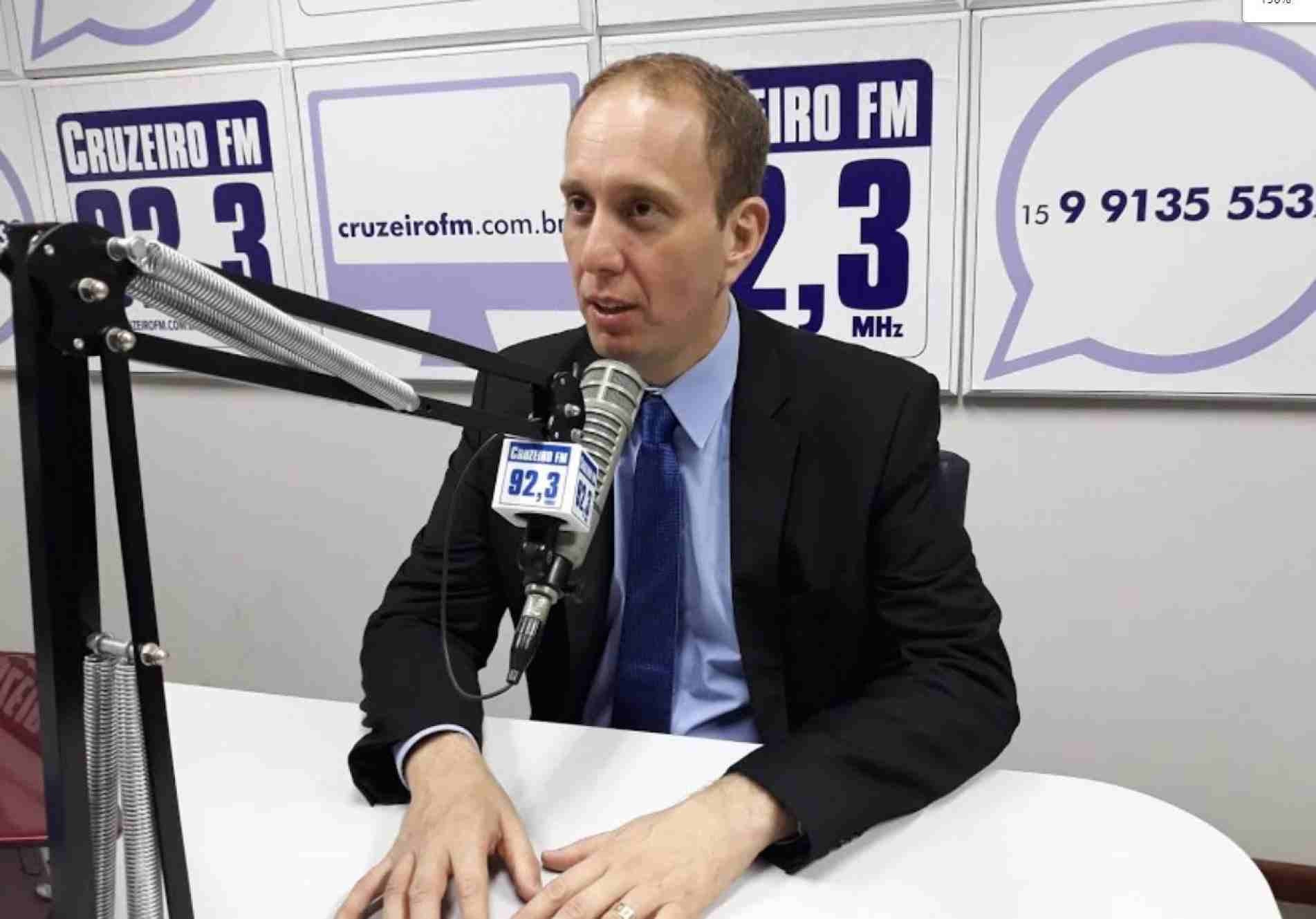 Prefeito Rodrigo Manga concede entrevista todas às quartas-feiras à Cruzeiro FM 92,3.