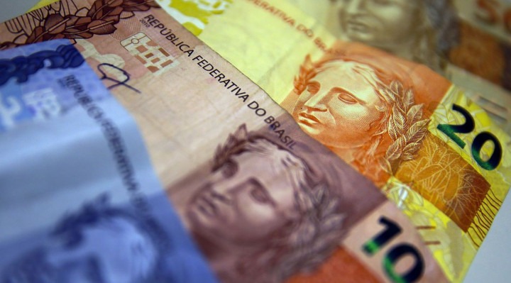 O aux&iacute;lio de R$ 300 ser&aacute; pago a quem perdeu parente para a Covid-19 e vive em vulnerabilidade 