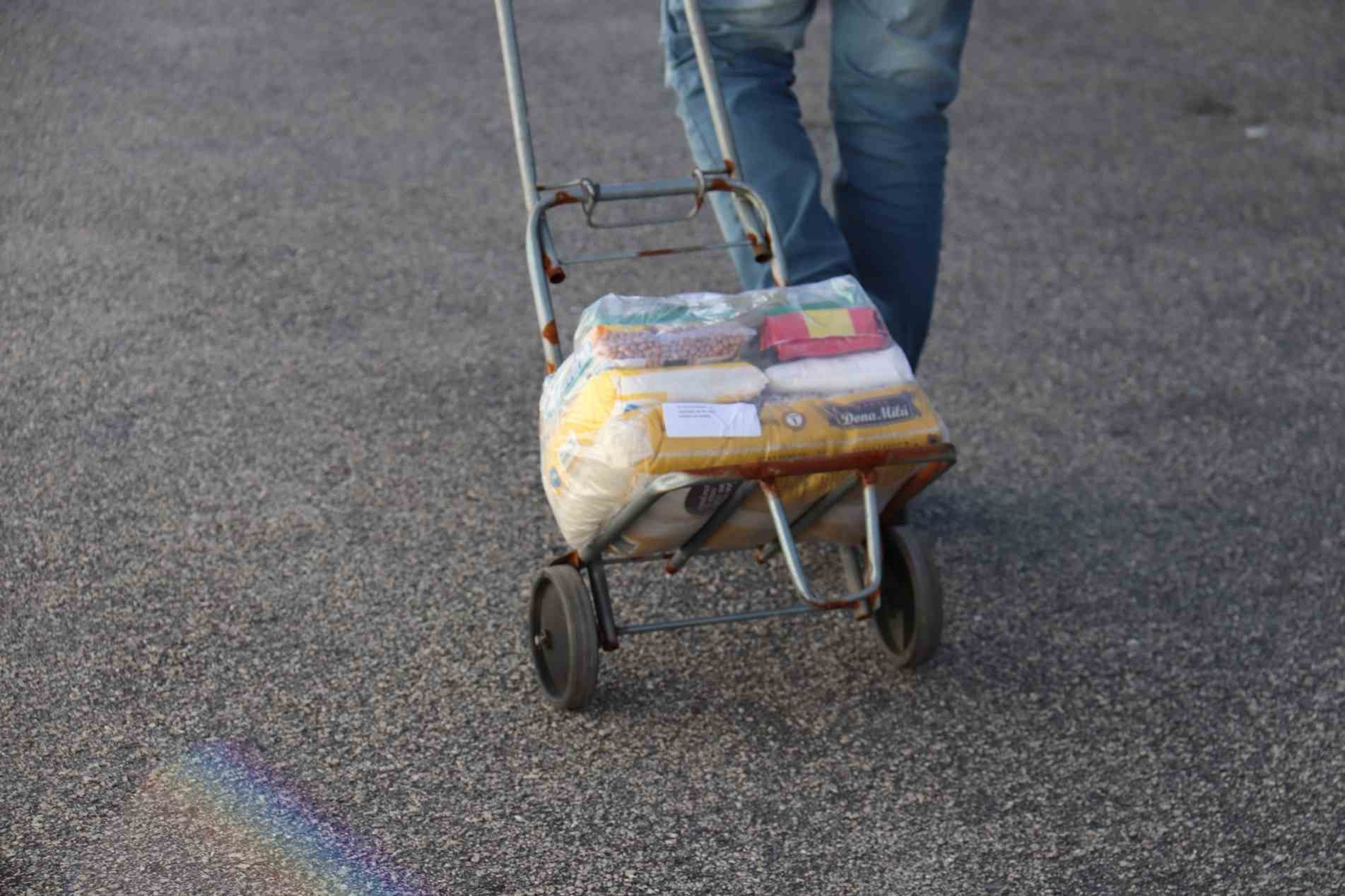 Famílias em situação de vulnerabilidade recebem cestas básicas em Sorocaba