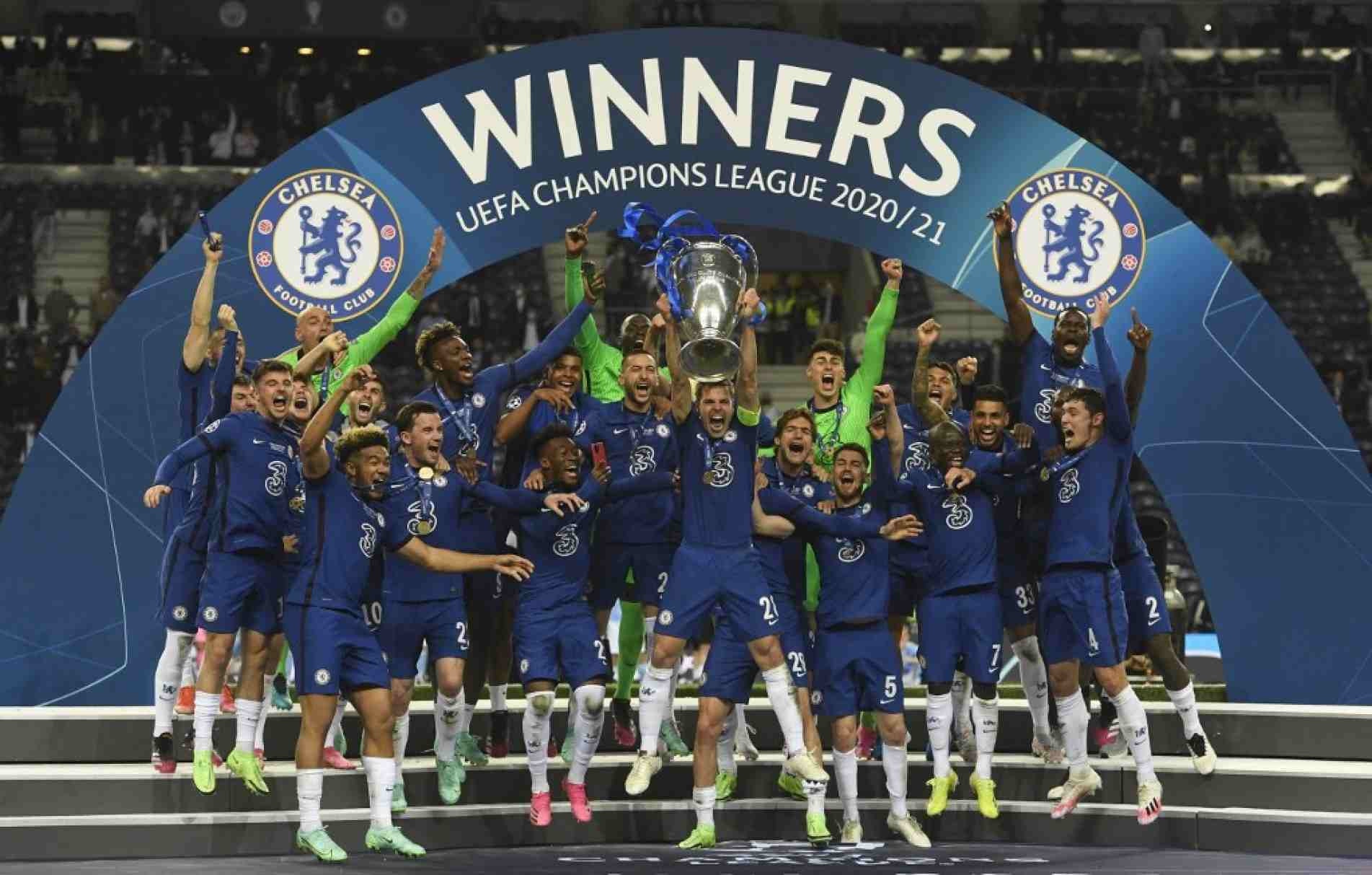 Jogadores do Chelsea comemoram o troféu após vencer a final da Liga dos Campeões da Europa