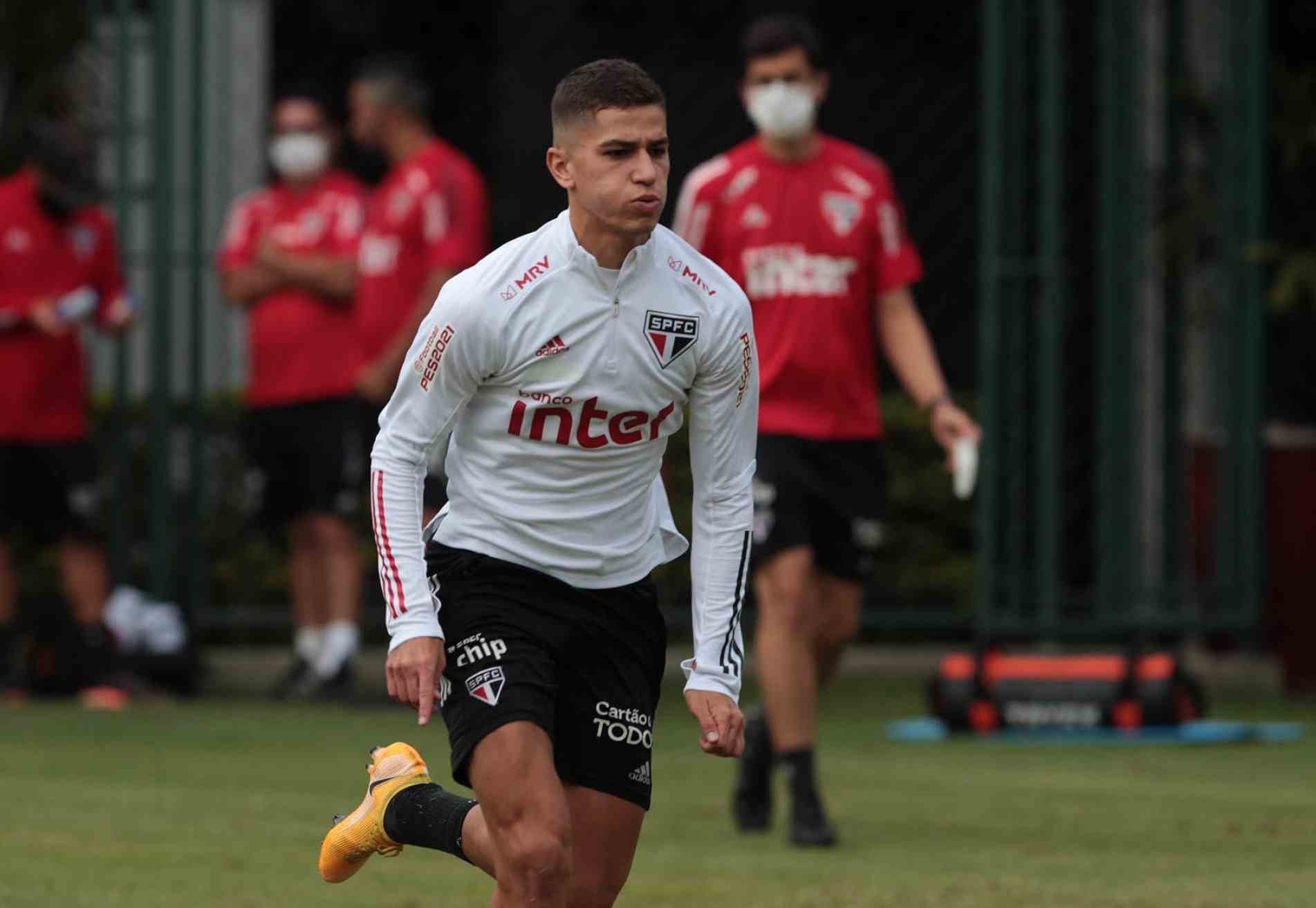 Vitor Bueno será titular no ataque, ao lado do equatoriano Rojas.