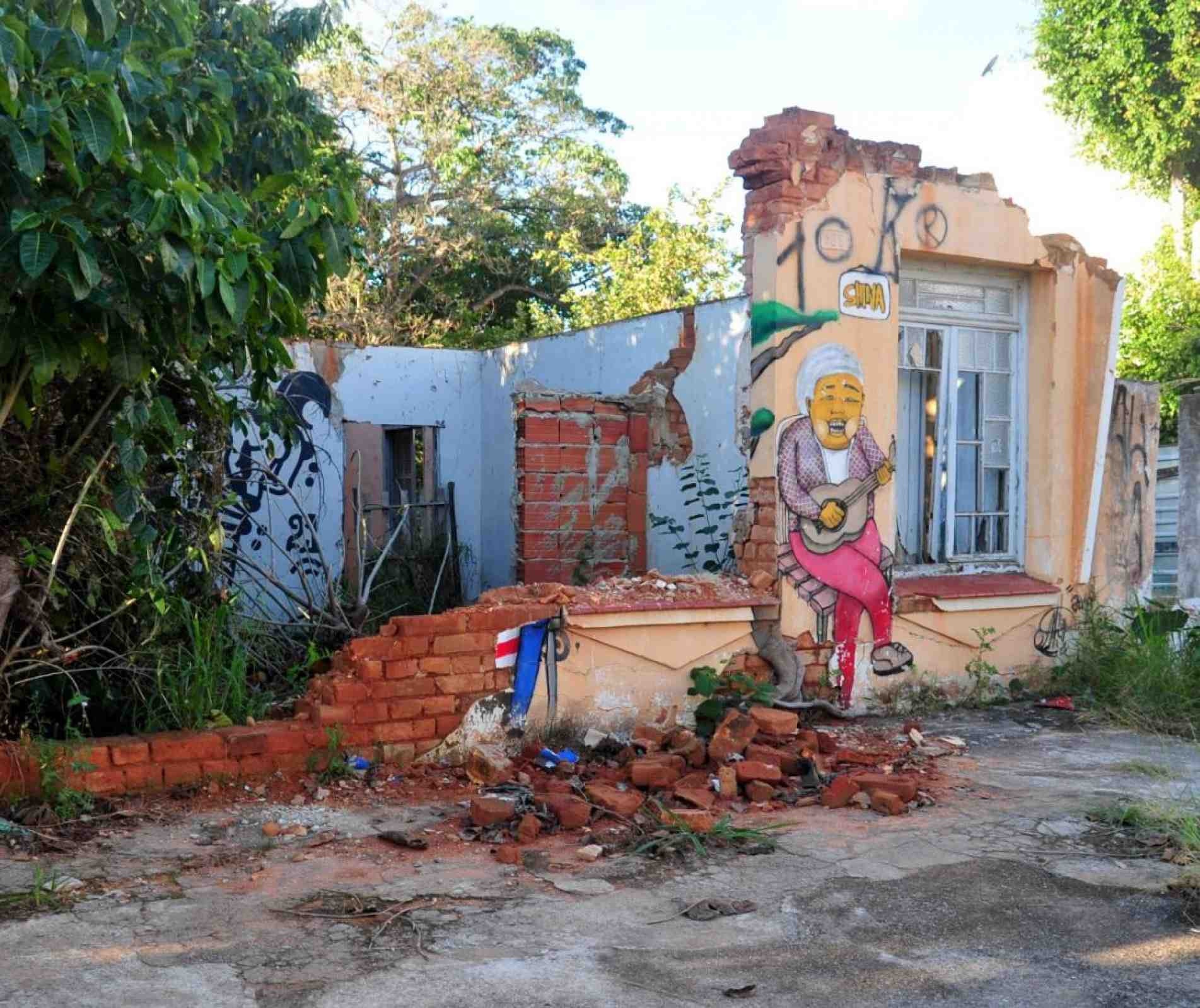 Casa abandonada na rua Ataliba Borges, na Vila Hortência.