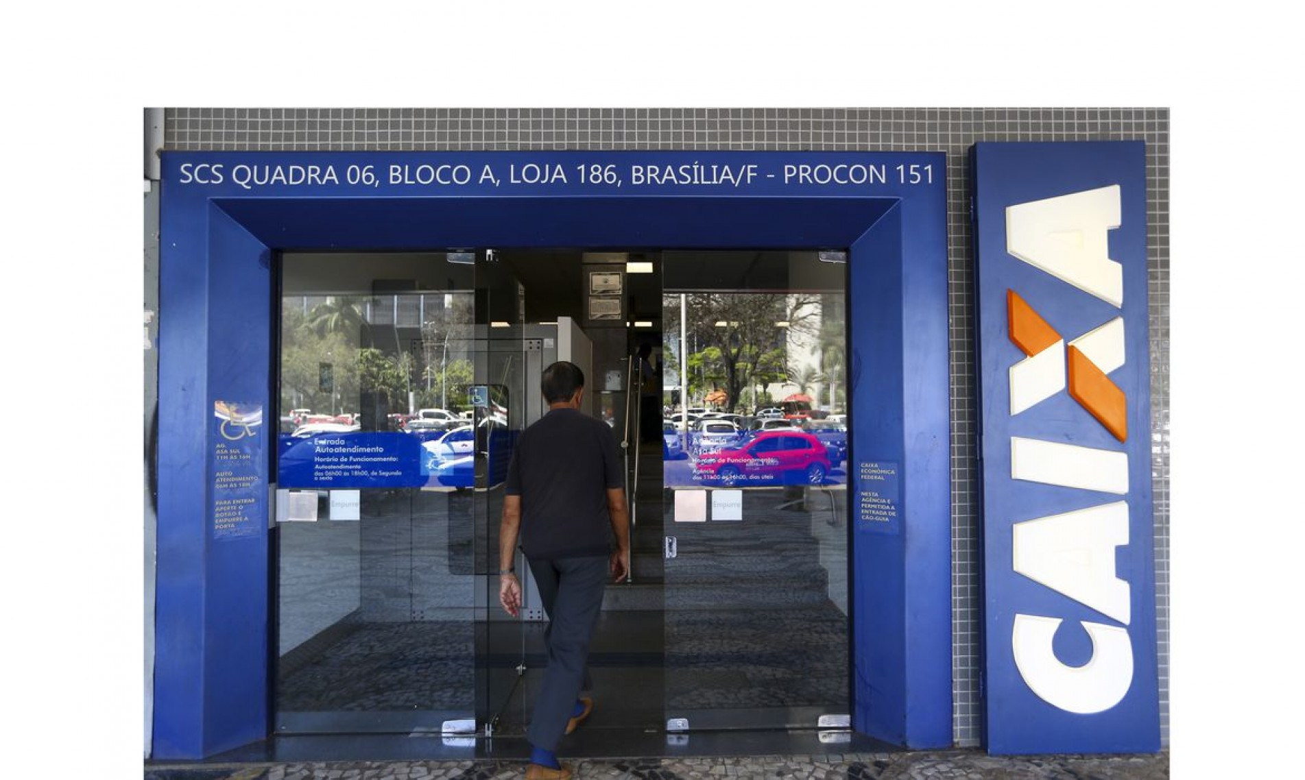  Caixa Econômica Federal inicia hoje (13) a liberação do saque de até R$ 500 em contas do Fundo de Garantia do Tempo de Serviço (FGTS). 