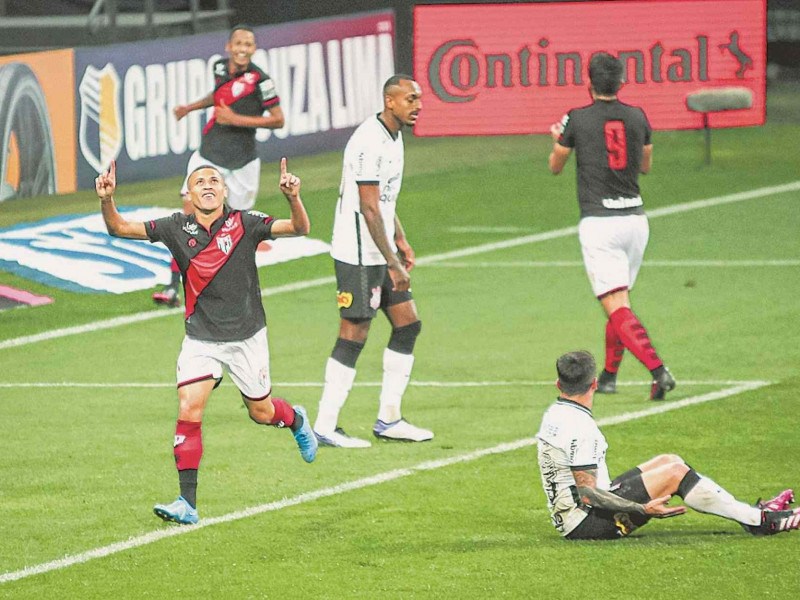 João Paulo comemora o seu gol, o segundo dos goianos em plena Neo Química Arena