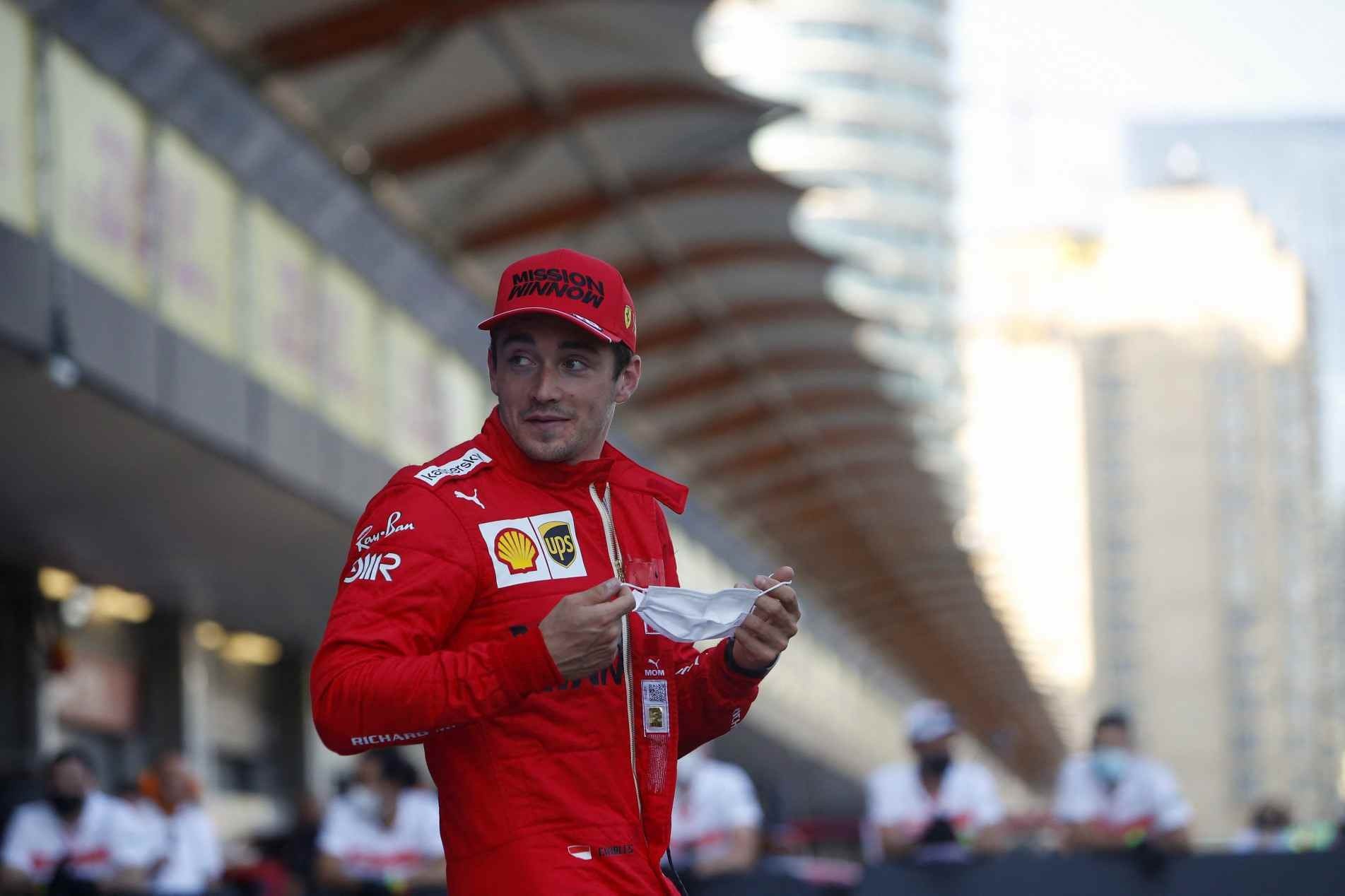 Leclerc, da Ferrari, conseguiu fazer o melhor tempo e largará na frente neste domingo
