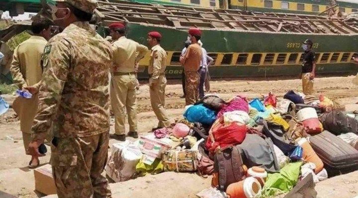 Colisão entre trens deixa 40 mortos no sul do Paquistão