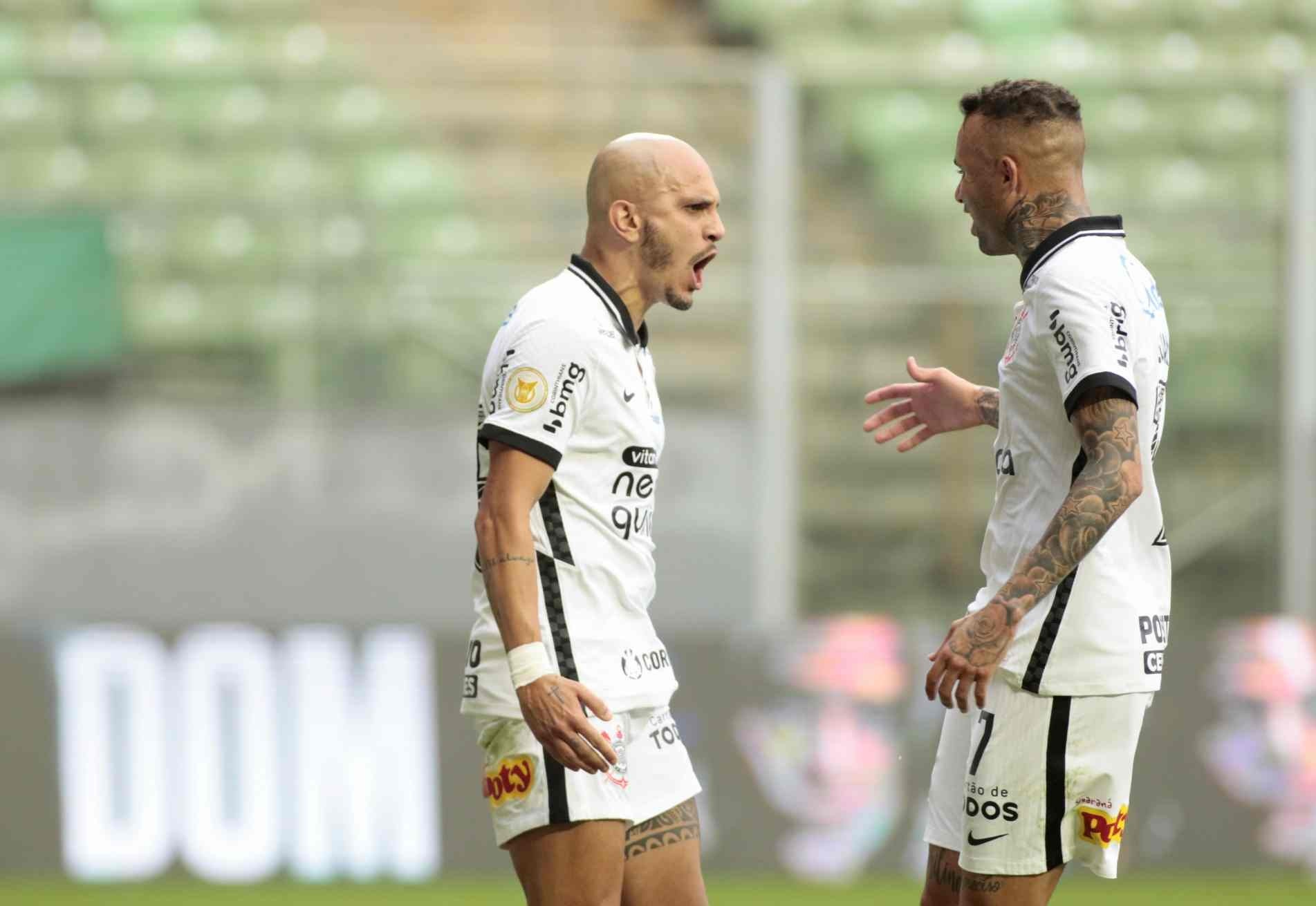 Fábio Santos e Luan, do Corinthians, comemoram gol de pênalti