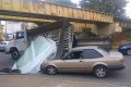 Devido ao impacto da batida no caminh&atilde;o no pontilh&atilde;o, parte da carga e da ca&ccedil;amba caiu sobre um autom&oacute;vel  - Divulga&ccedil;&atilde;o/ PM 