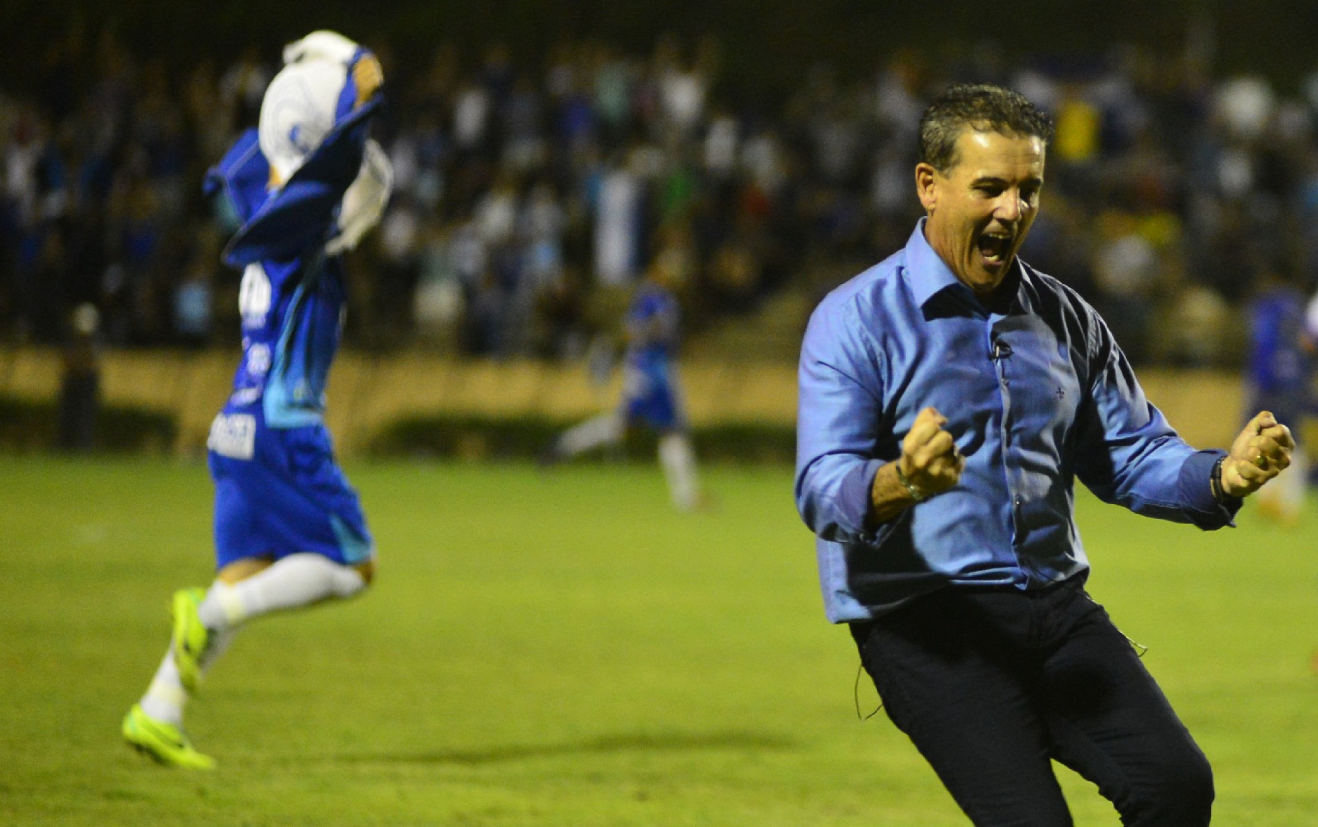 Paulo Roberto comemora vitória sobre o Itabaiana, que garantiu acesso à Série C