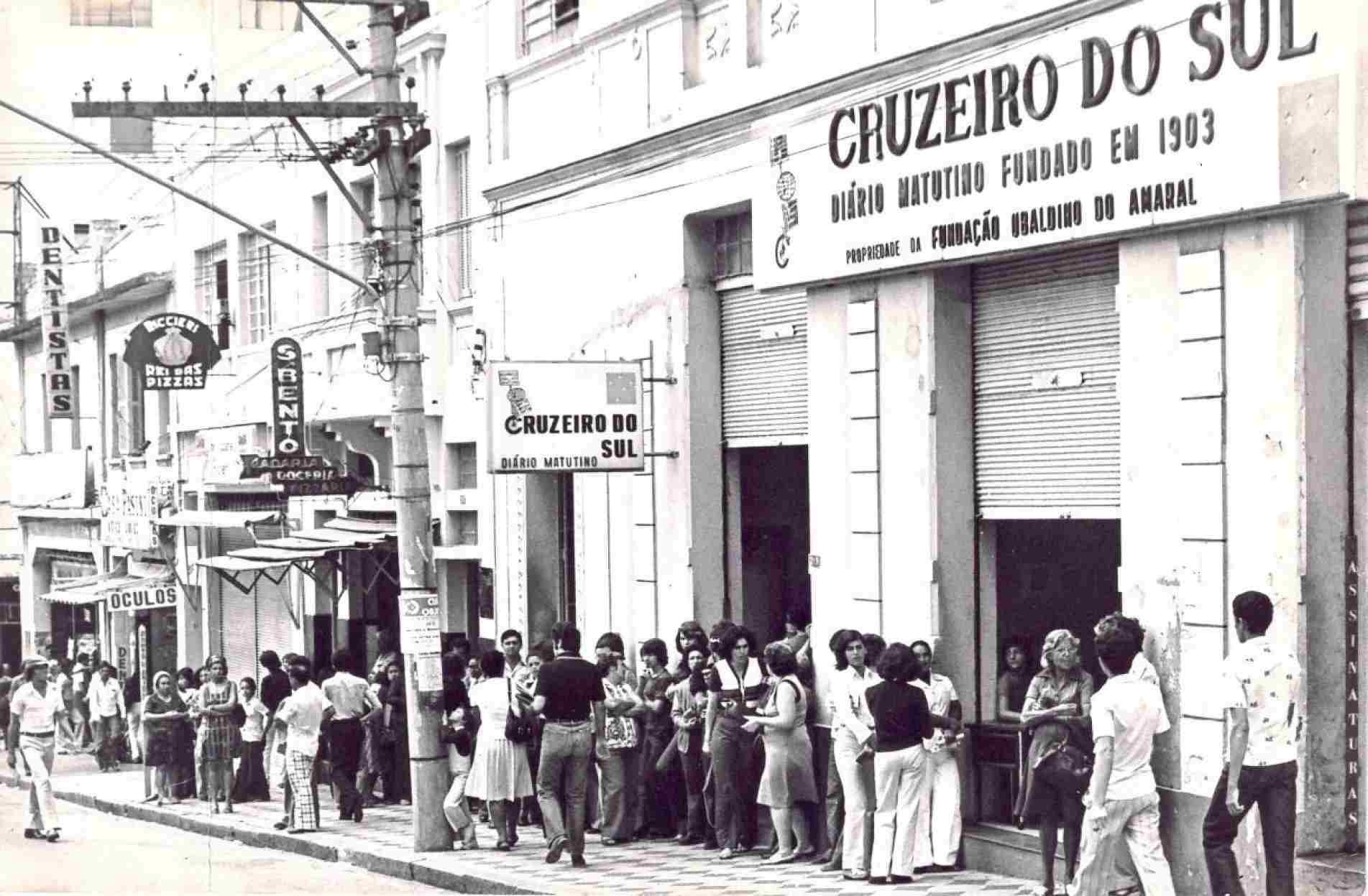 Em 1978, na rua São Bento, uma grande fila se formou para inscrição de bolsas de estudos oferecidas pelo jornal.