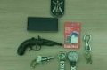 Dentro do Ford Ka, a pol&iacute;cia apreendeu uma arma, uma r&eacute;plica de garrucha, dois rel&oacute;gios, um celular, cart&atilde;o de mem&oacute;ria e chaves - Divulga&ccedil;&atilde;o/ PM 