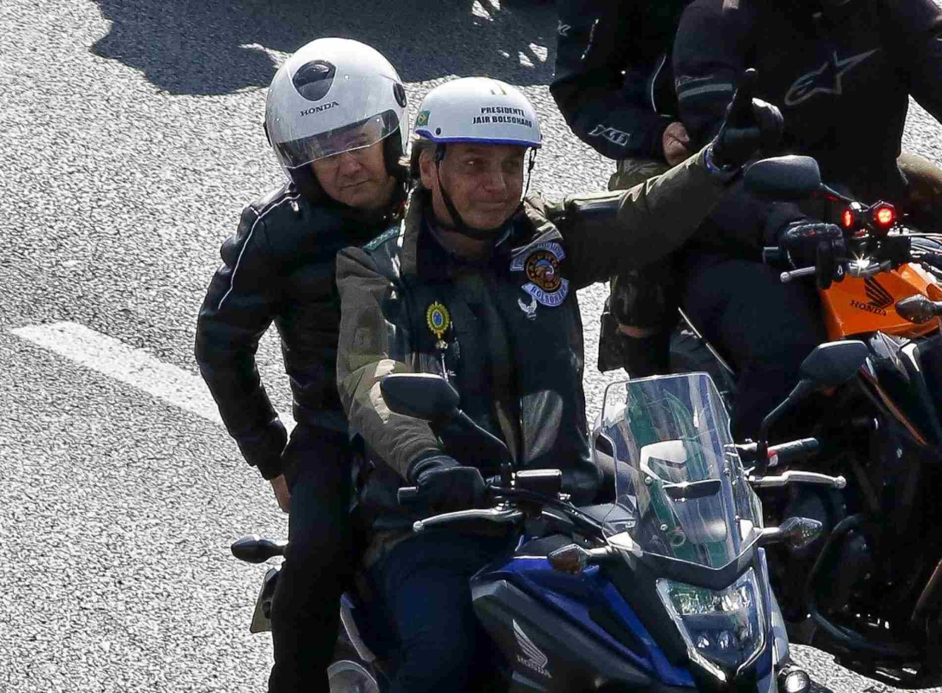 Bolsonaro sai para motociata acompanhado de apoiadores em São Paulo.