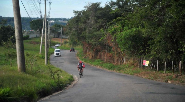 A estrada que liga Araçoiabinha a Sorocaba não tem acostamento e motoristas sofrem com os buracos.