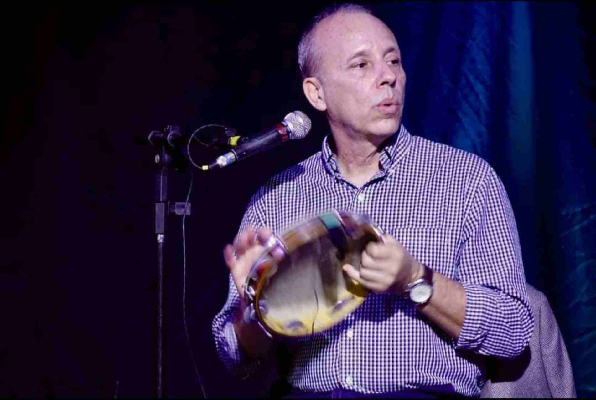 Eduardo Ferreira, pandeirista do grupo musical Choro das 3.