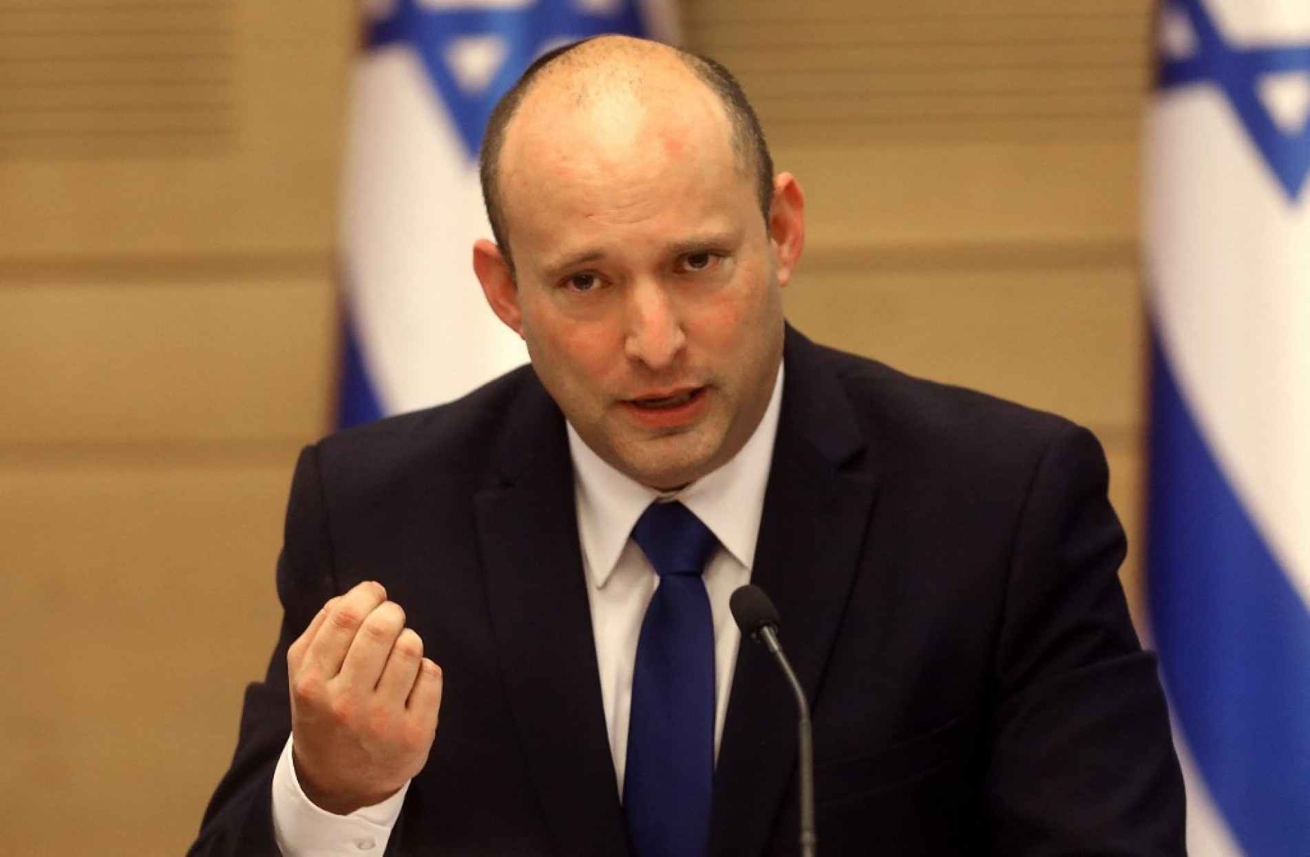 O novo primeiro-ministro de Israel, Naftali Bennett, faz um discurso perante o novo gabinete no Knesset