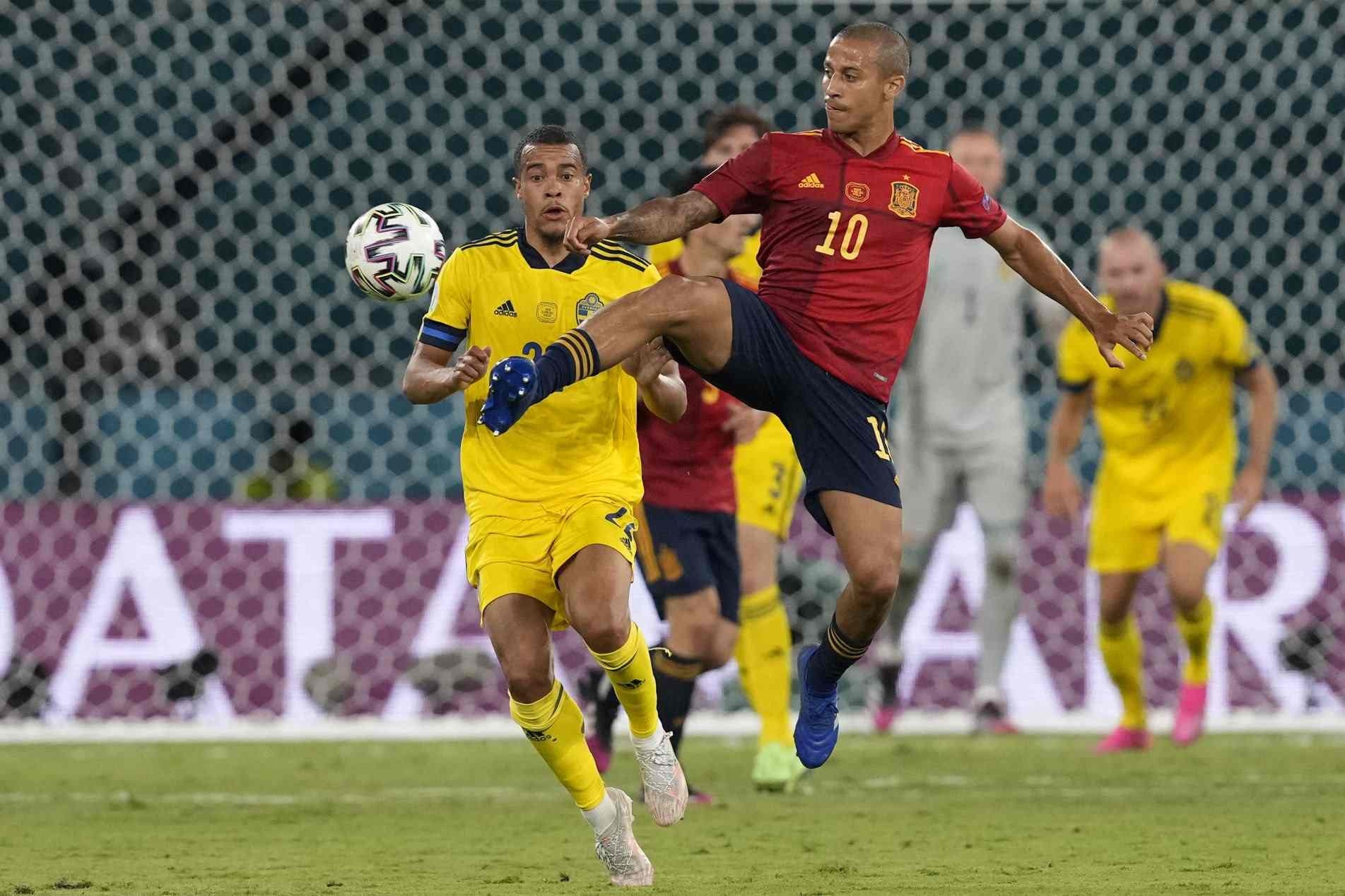 Thiago Alcântara controla a bola durante empate pela Euro