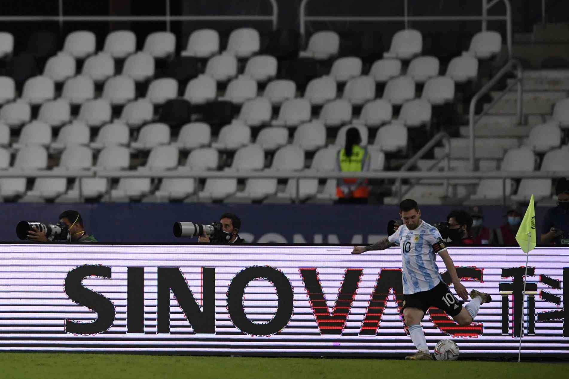 Lionel Messi, da Argentina, em frente a uma placa da farmacêutica Sinovac