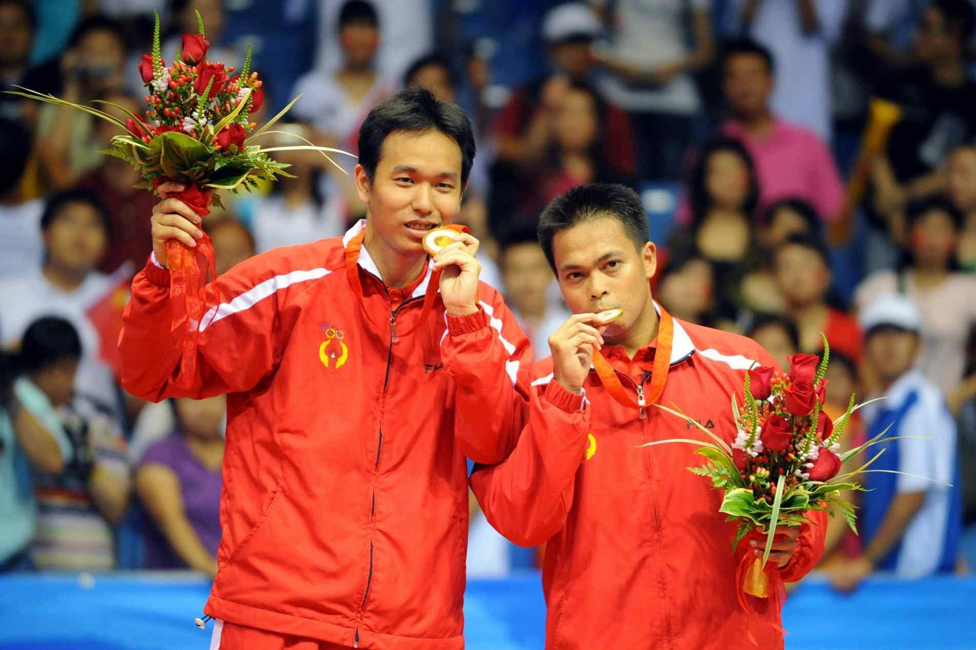 Markis Kido, à direita, e Hendra Setiawan com suas medalhas de ouro nas duplas em Pequim-2008