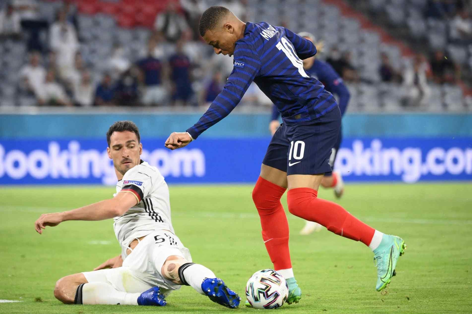 Hummels, autor do gol contra, tenta parar Mbappé