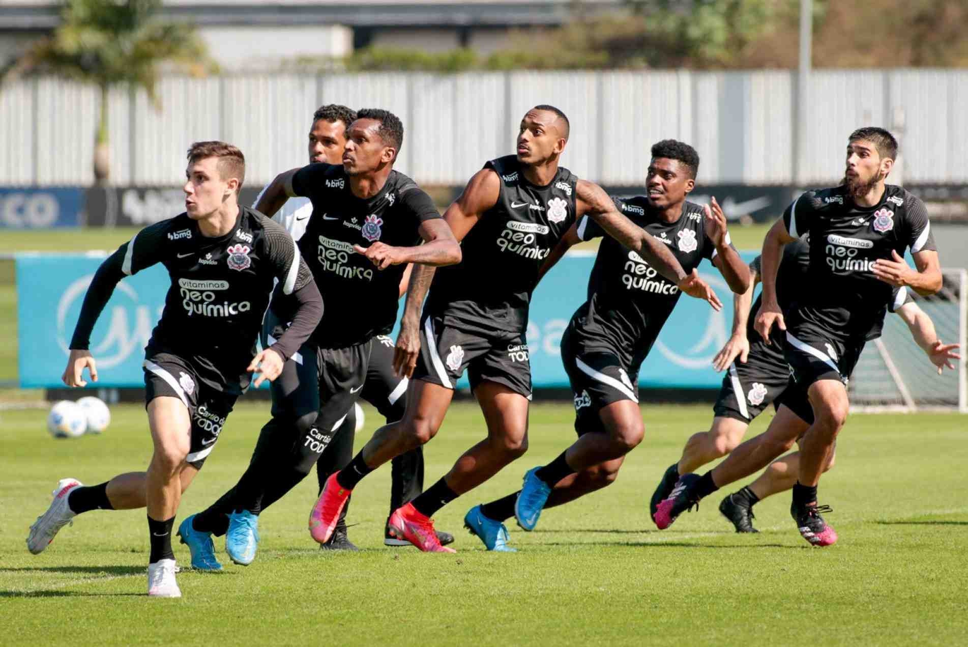 O time ainda pena com a falta de criatividade para atacar.