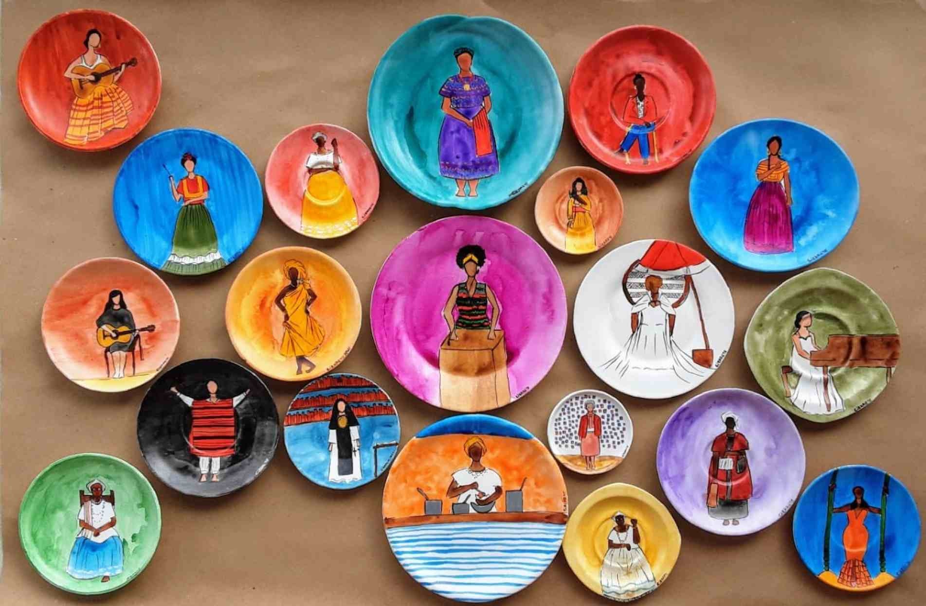 Mostra é composta por pratos pintados à mão.