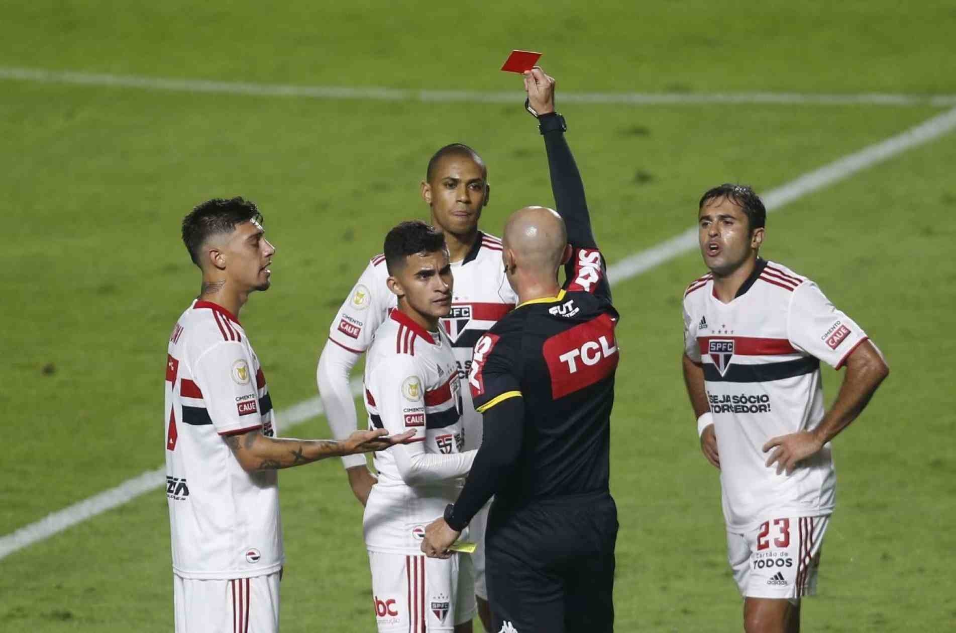 Nestor foi expulso e o São Paulo cedeu o empate à Chape.