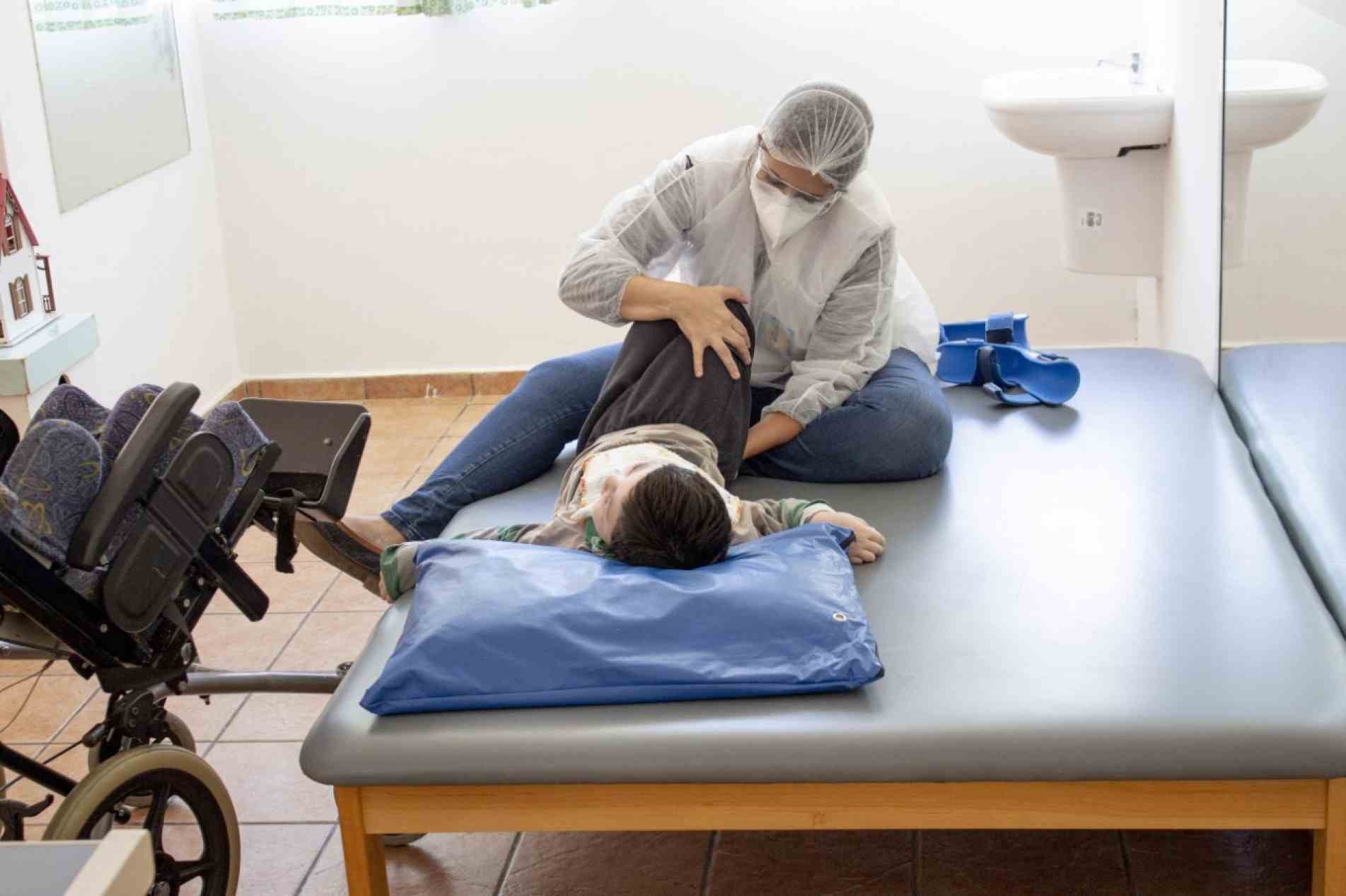 Um dos tratamentos oferecidos pela entidade &eacute; a fisioterapia 