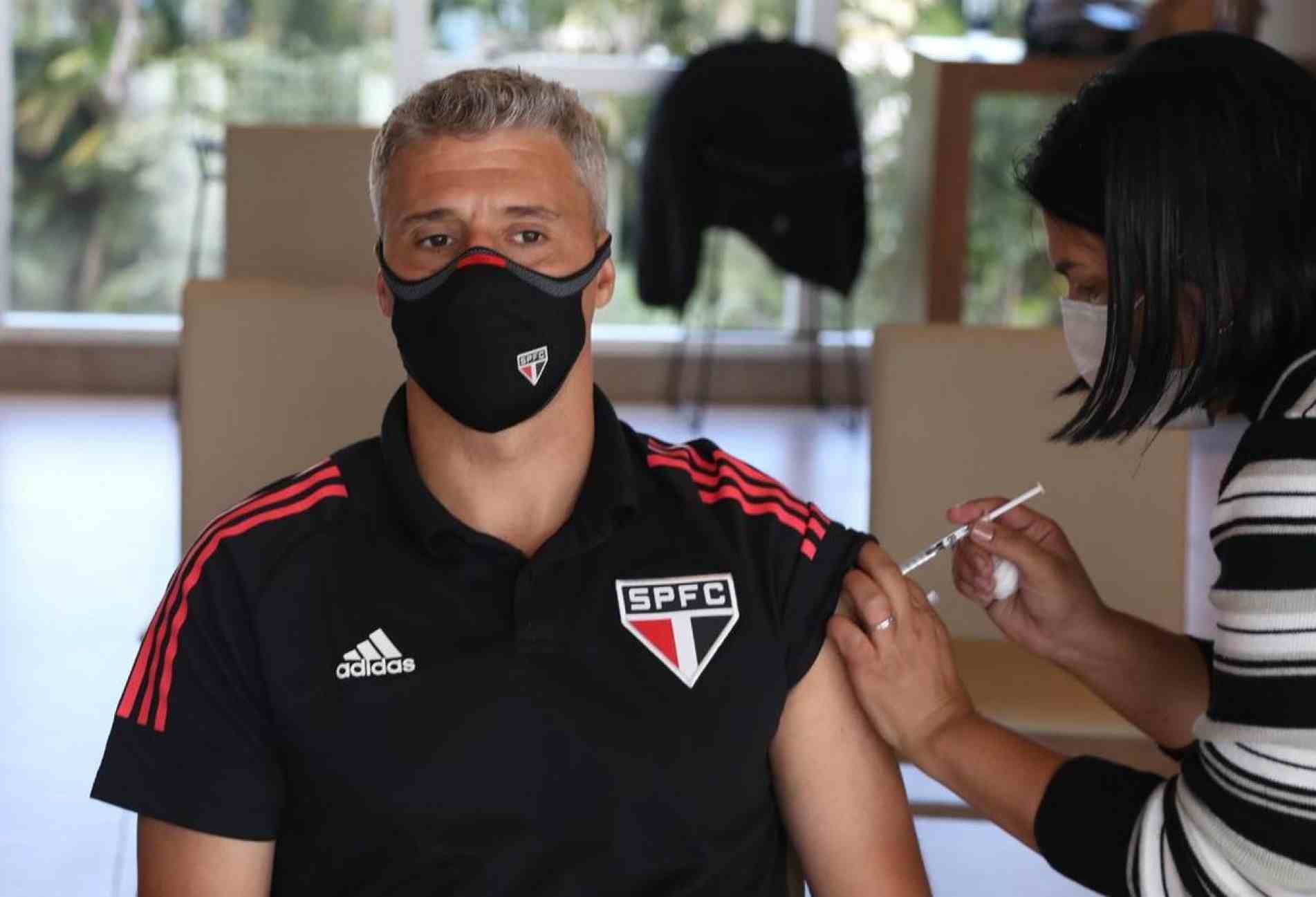 Técnico do São Paulo tomando vacina contra a Covid-19.
