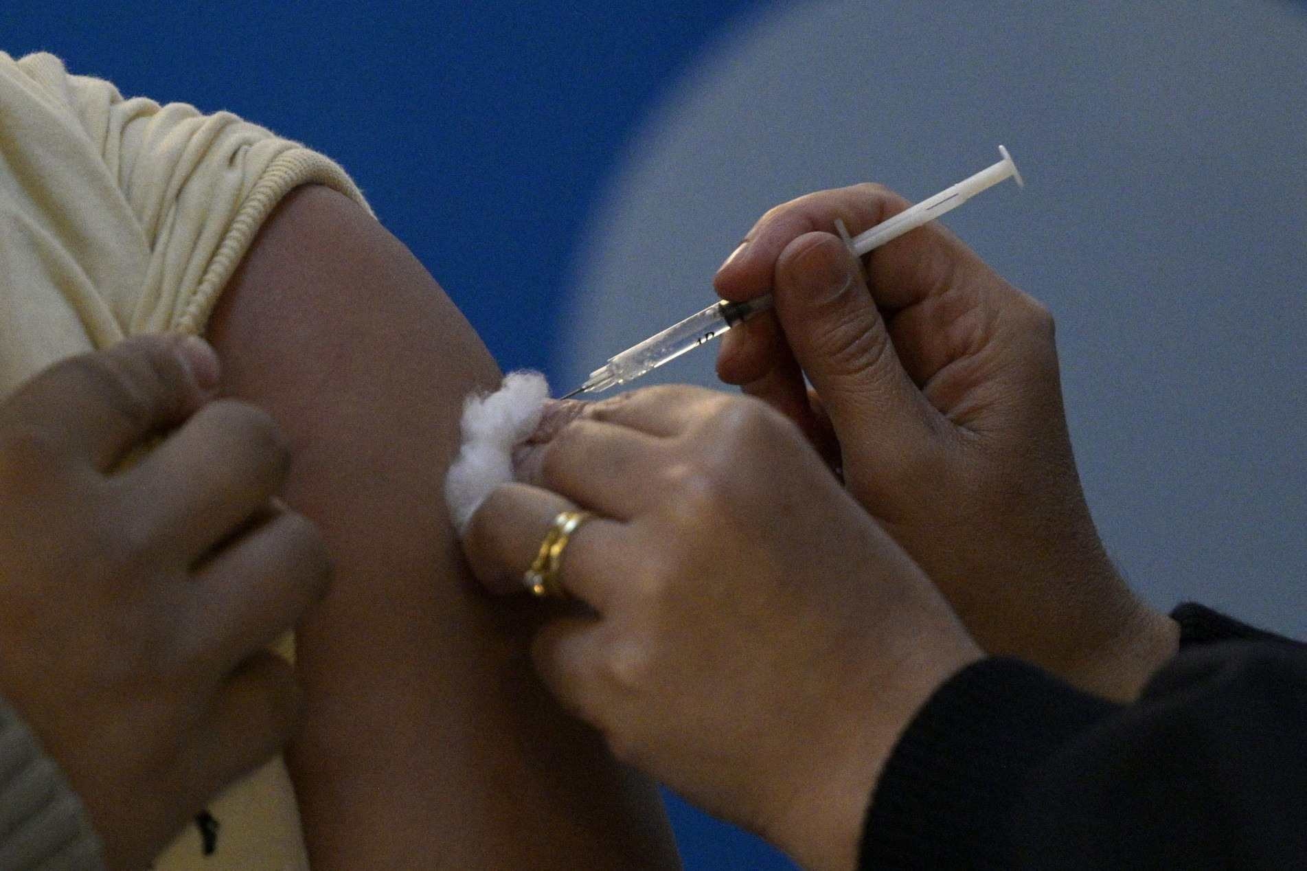 Amanhã (19), a imunização será realizada para pessoas de 57 e 56 anos.