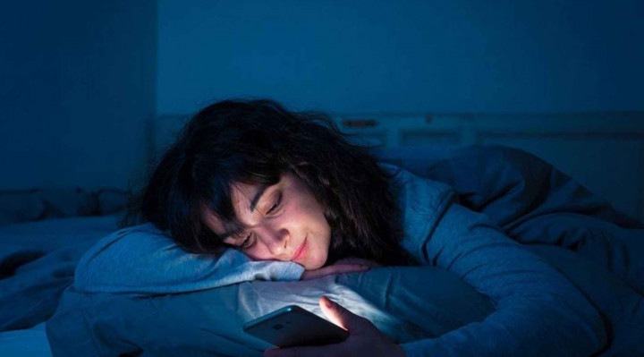 Levar o celular para a cama pode atrapalhar a produção de hormônios relacionados ao sono.