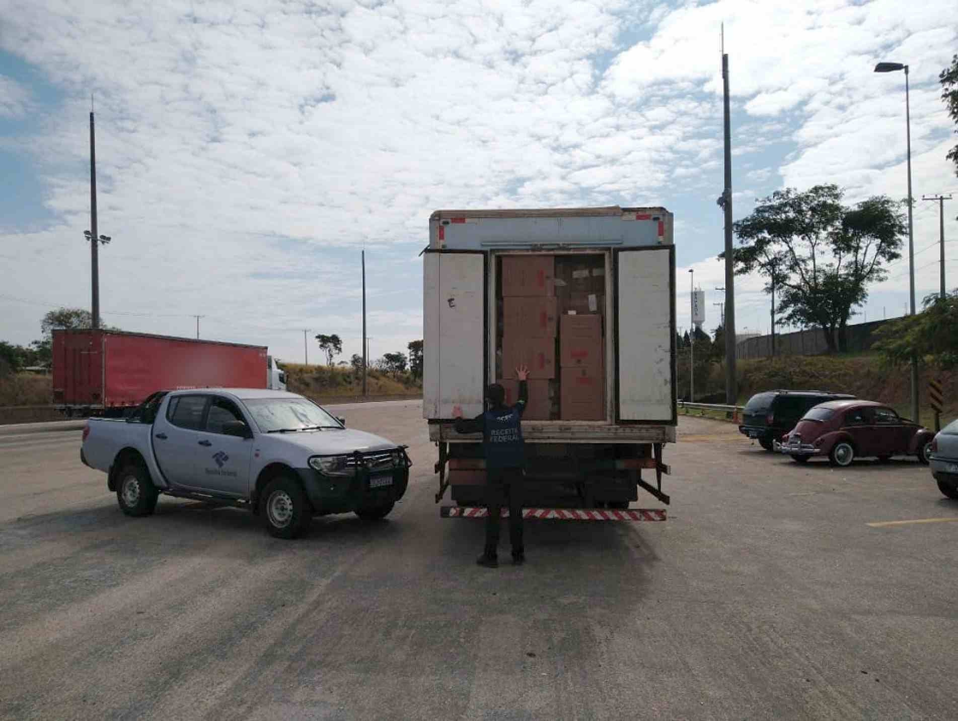 O caminhão suspeito foi identificado durante uma operação conjunta da Receita Federal com a Polícia Militar Rodoviária de São Paulo. 