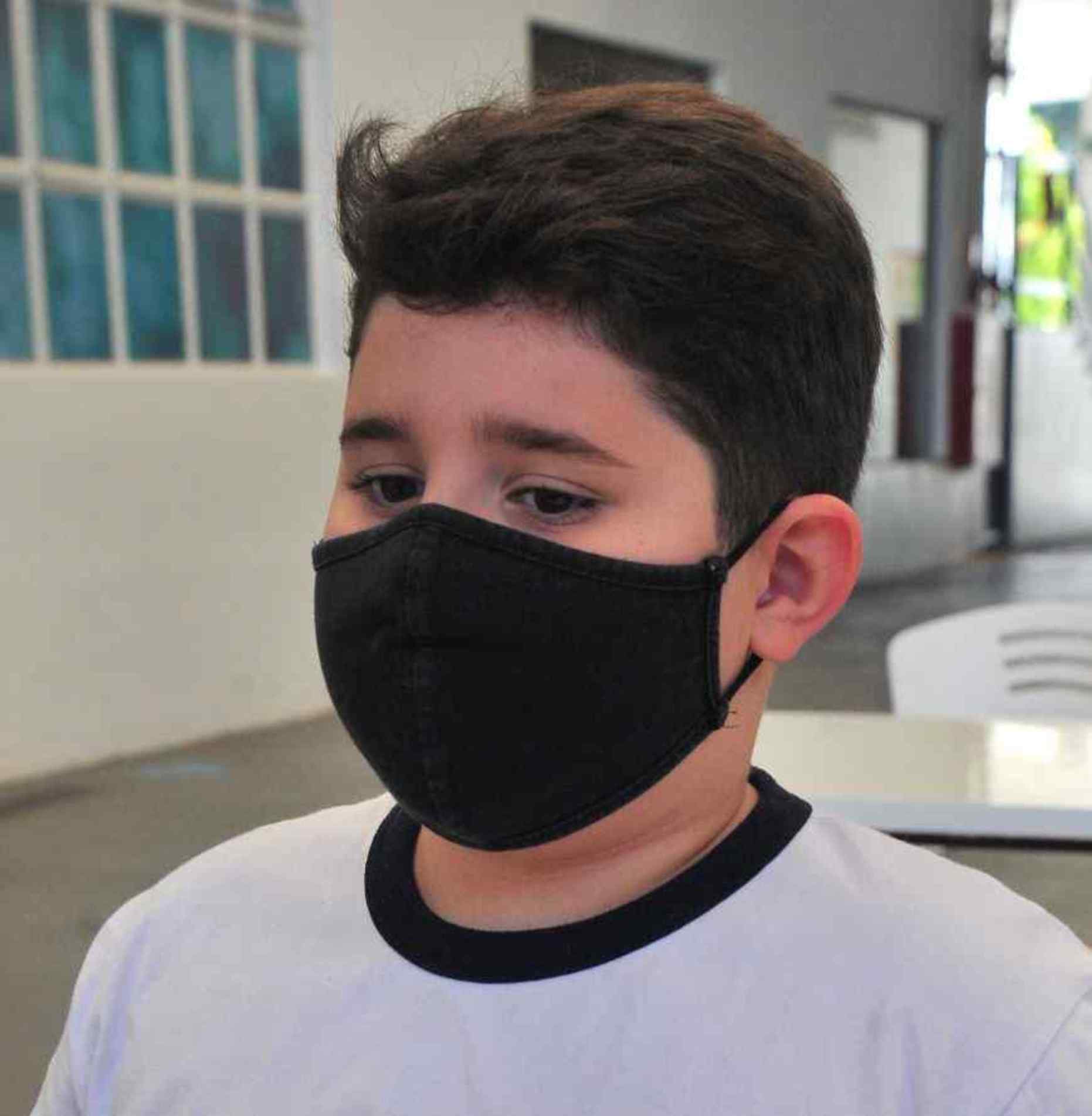 João Correa Belo, 10 anos, tenta se acalmar respirando fundo.