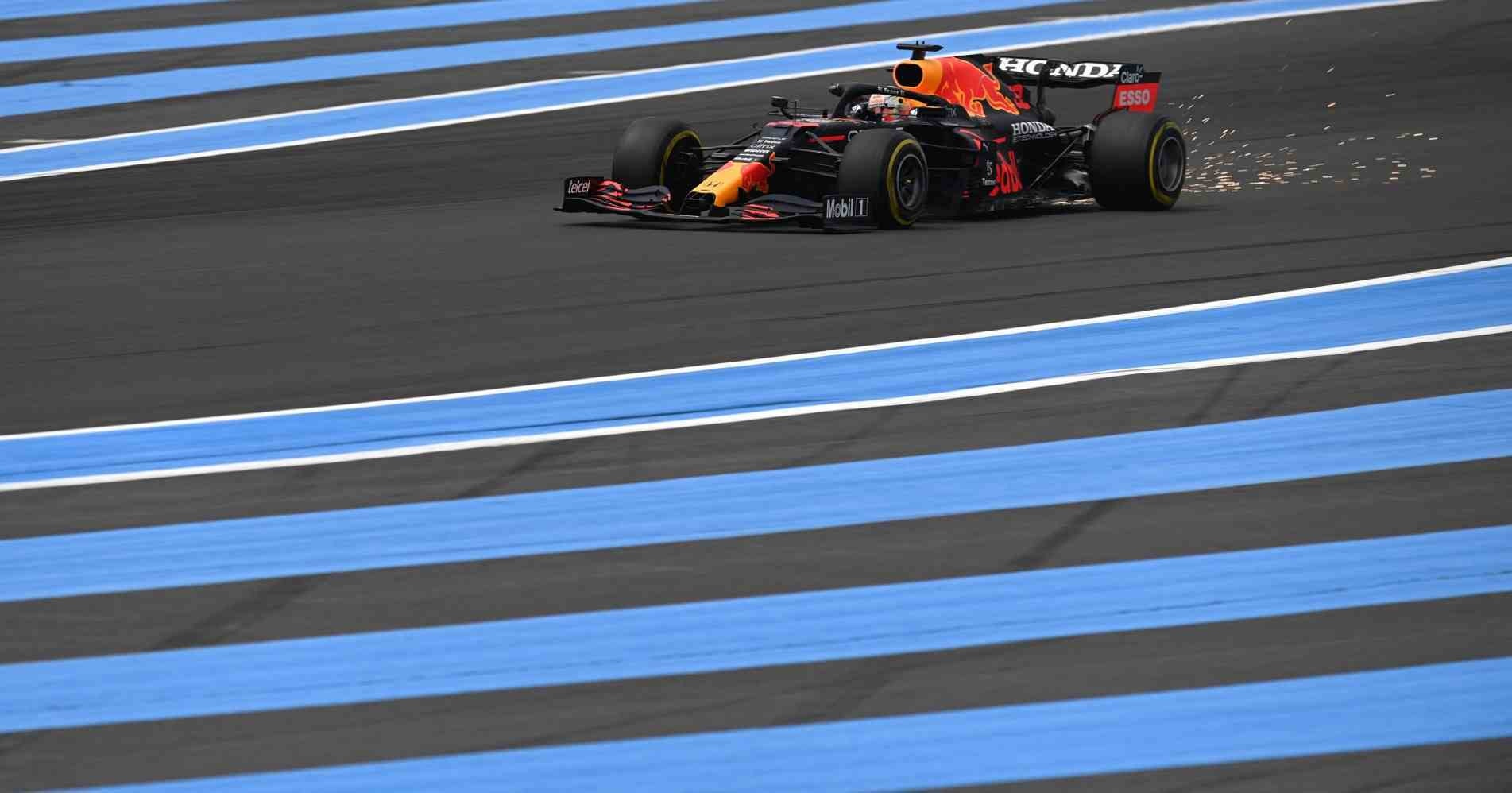 Verstappen fez o melhor tempo e largará na frente das Mercedes neste domingo
