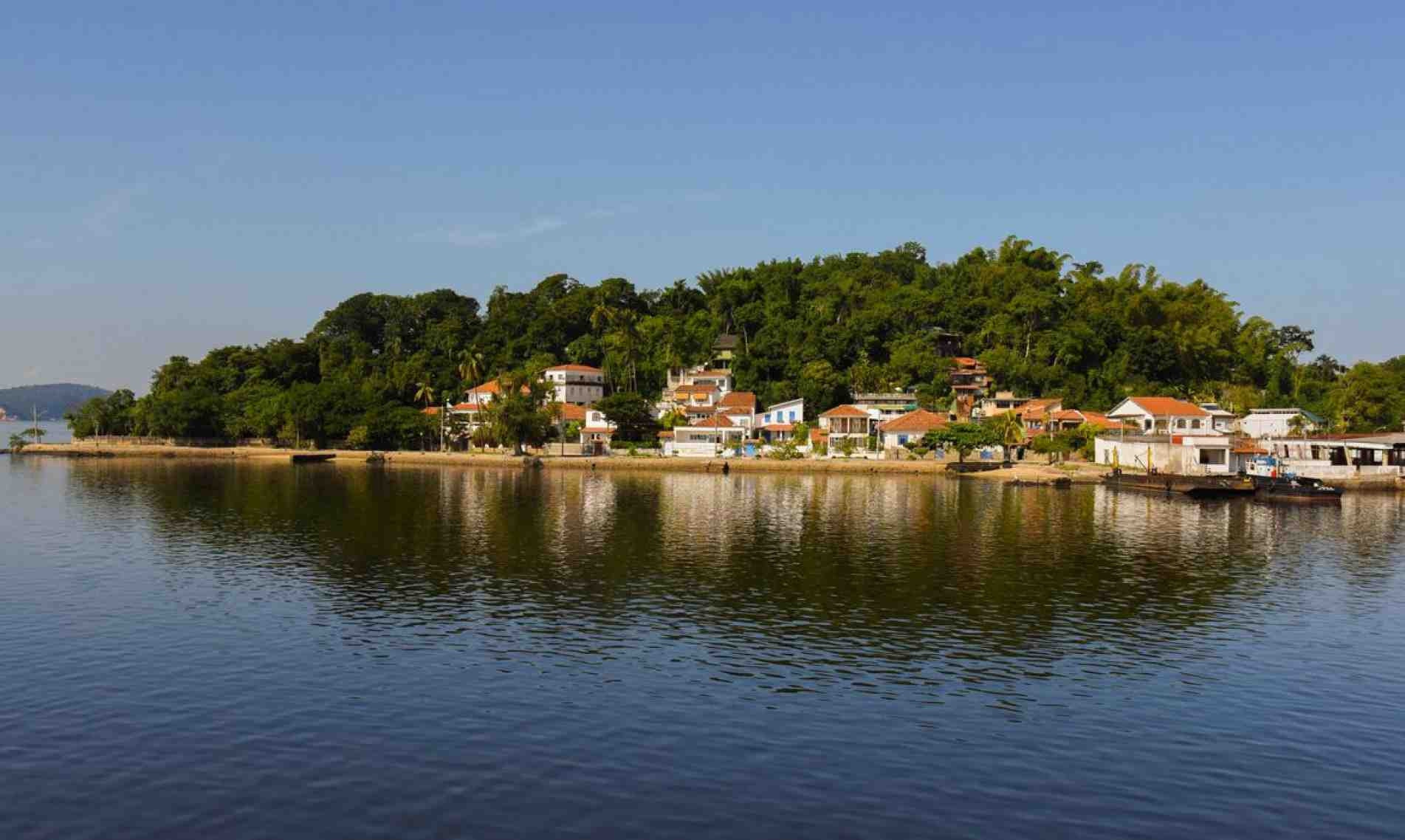 Com 4.180 moradores, a ilha é localizada na parte mais interna da Baía de Guanabara, no Rio.