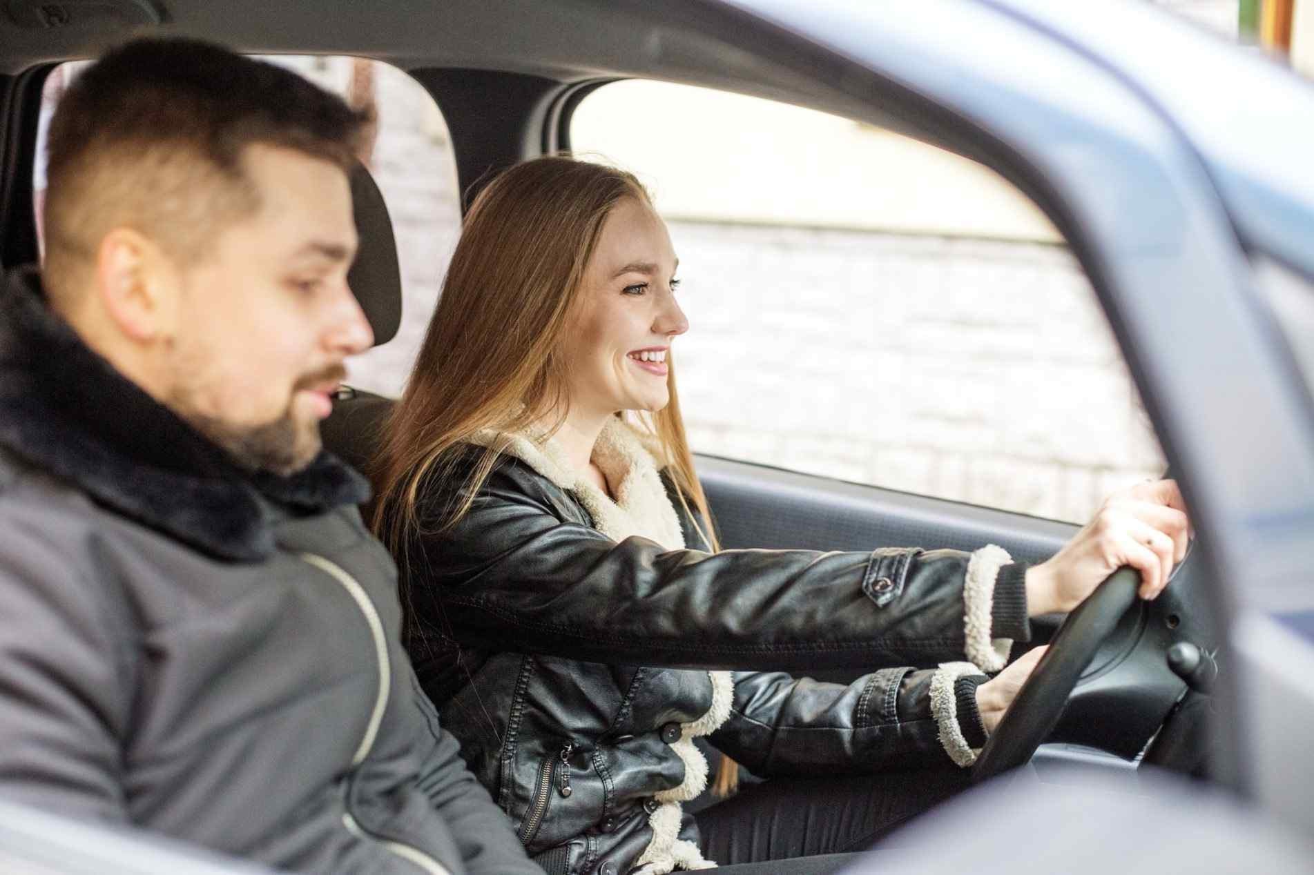 Dicas para ensinar alguém a dirigir um carro