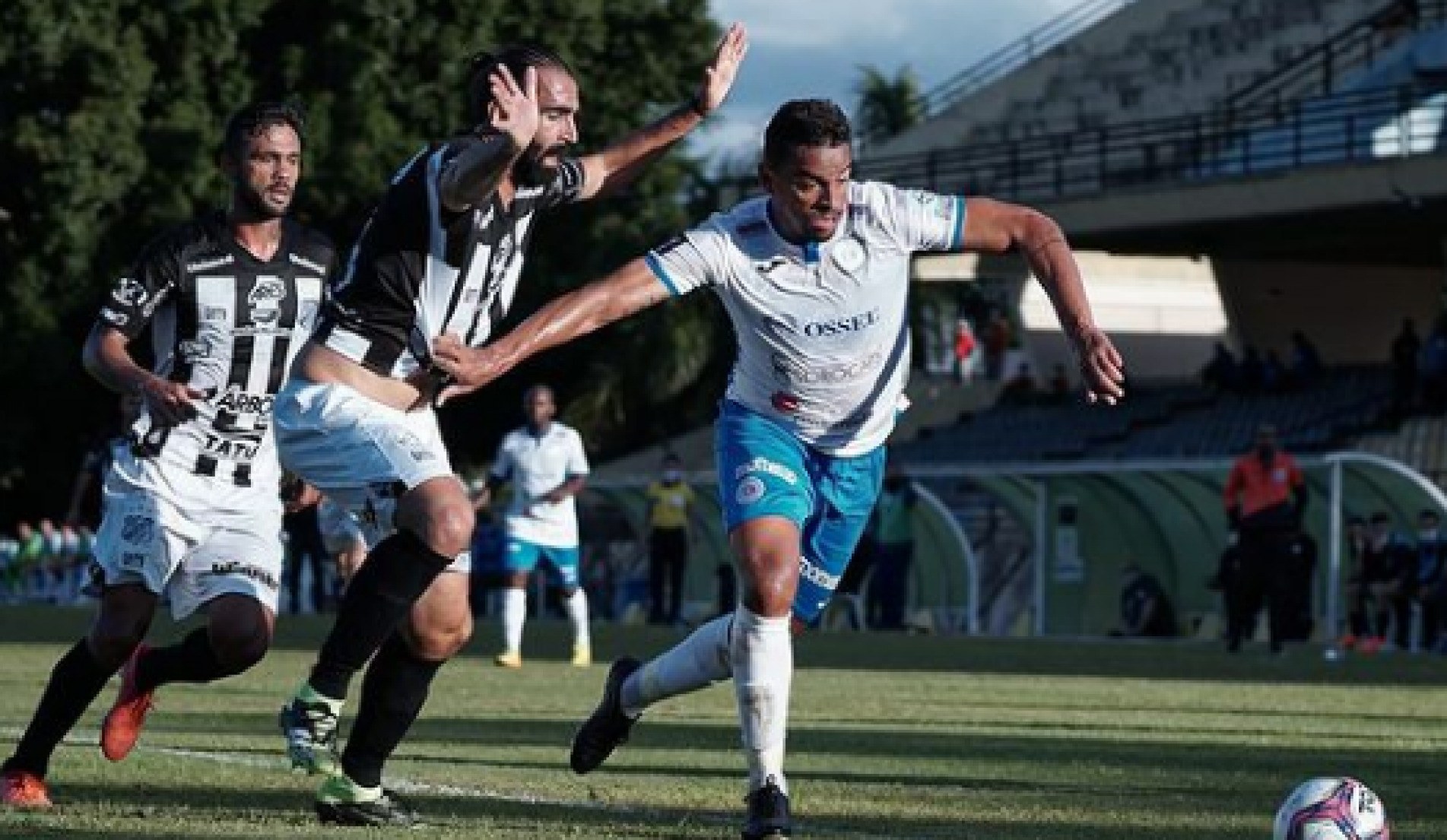 Anderson Cavalo em disputa de bola com jogadores da Inter de Limeira
