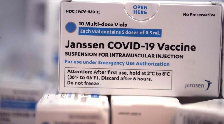 A Anvisa pede que fabricantes das vacinas Janssen e AstraZeneca incluam na bula dos imunizantes contradição para pessoas com  síndrome de extravasamento capilar  

