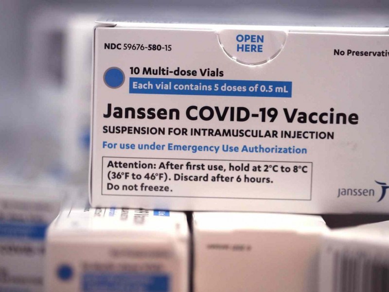 A Anvisa pede que fabricantes das vacinas Janssen e AstraZeneca incluam na bula dos imunizantes contradição para pessoas com  síndrome de extravasamento capilar  
