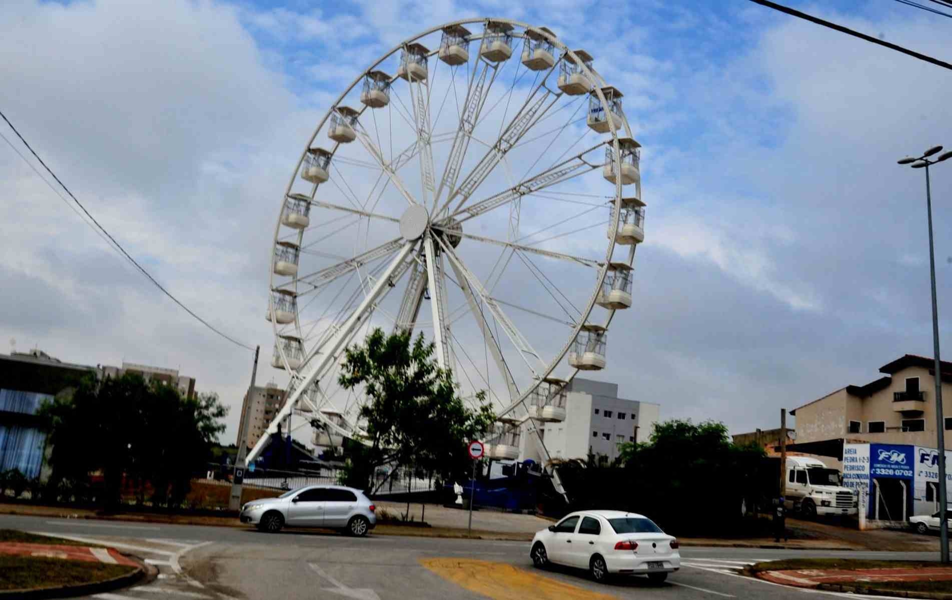 É a maior roda gigante itinerária do Brasil e estará aberta na primeira quinze de julho.