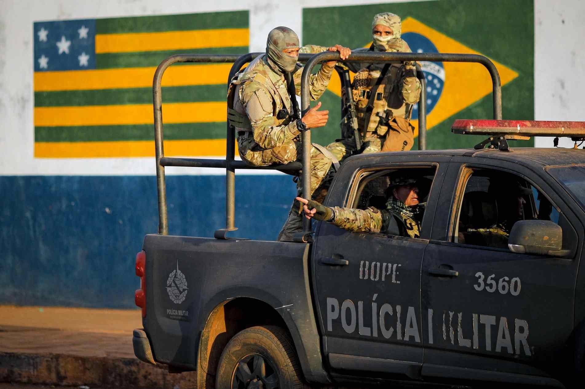 Policiais participam de operação de captura de Lázaro Barbosa, suspeito de homicídios em série, em Cocalzinho de Goiás.