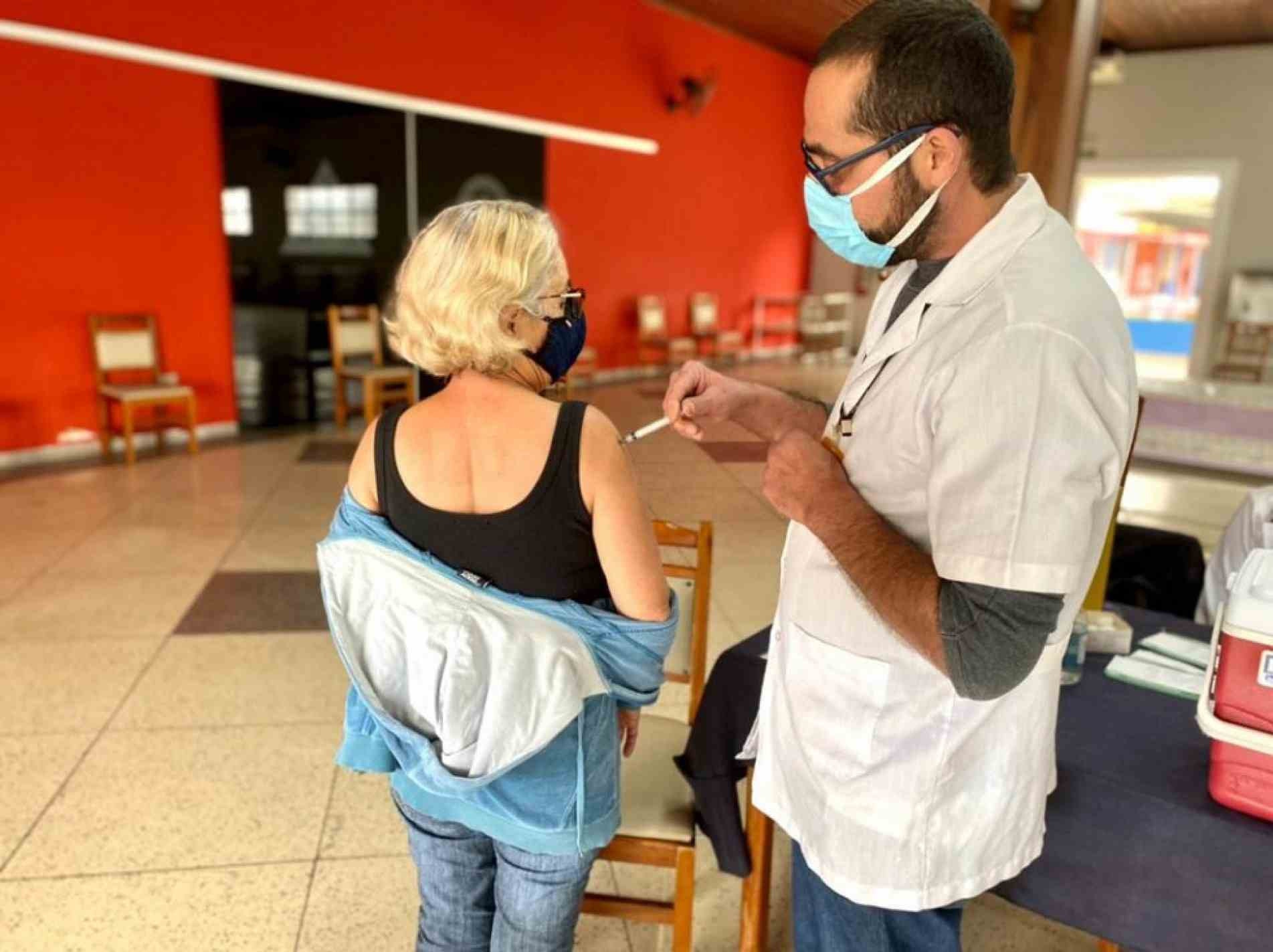 A Prefeitura de Sorocaba, por meio da Secretaria da Saúde (SES), realiza, nesta quarta-feira (23), a aplicação da primeira dose da vacina contra a Covid-19 em pessoas de 49 anos ou mais.