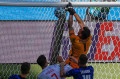 O goleiro eslovaco Dubravka anotou um gol contra grotesco. - JULIO MUNOZ / AFP