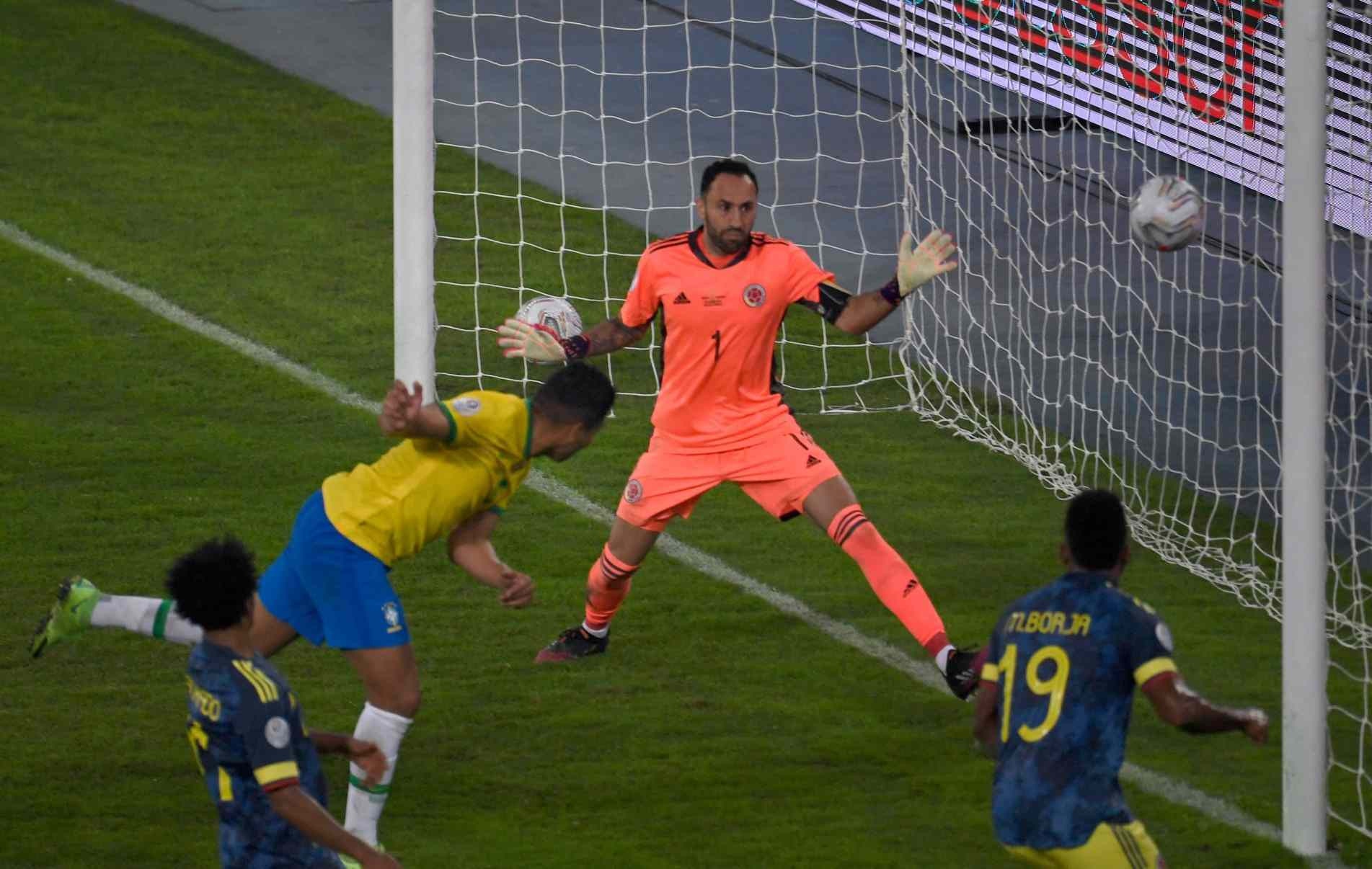 Casemiro completou de cabeça a cobrança de escanteio de Neymar, aos 54 do segundo tempo.