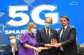 Às 12h50, o presidente Jair Bolsonaro desserrou a placa de inauguração do Ecossistema 5G - Fábio Rogério