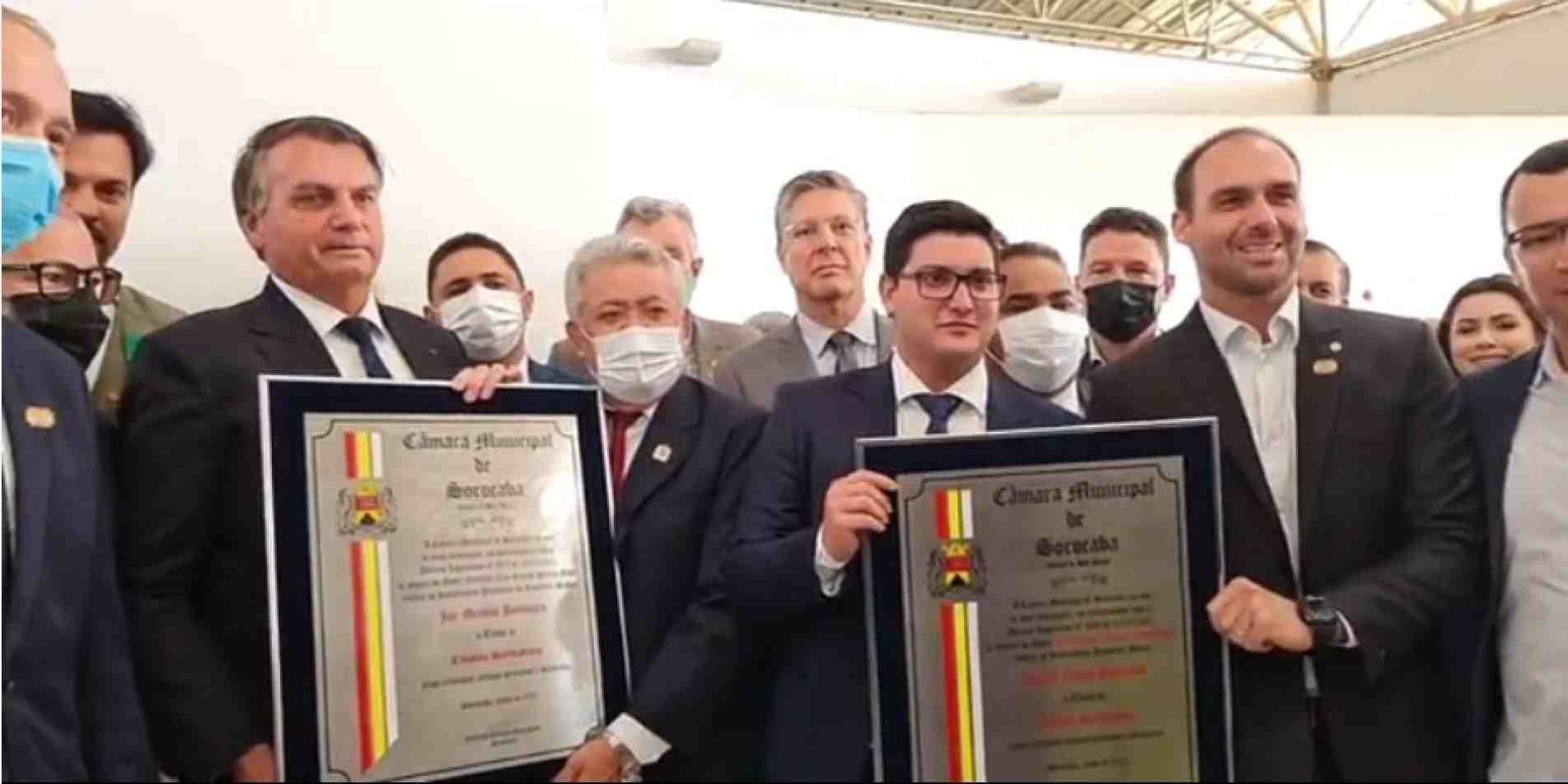 Jair e Eduardo Bolsonaro receberam títulos de Cidadãos Sorocabanos