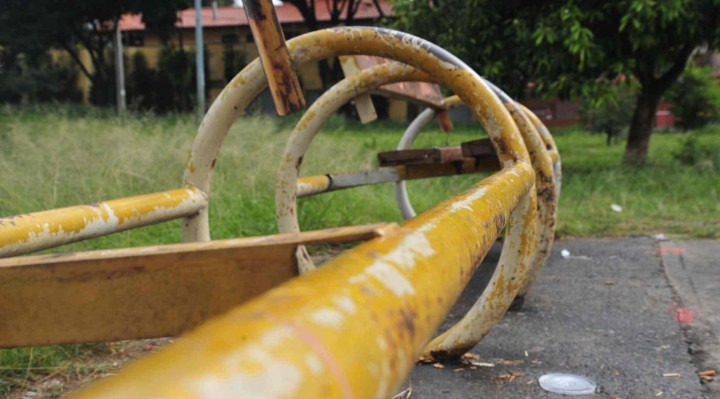 Parque da Vila Formosa tem também banco quebrado e falta de iluminação.