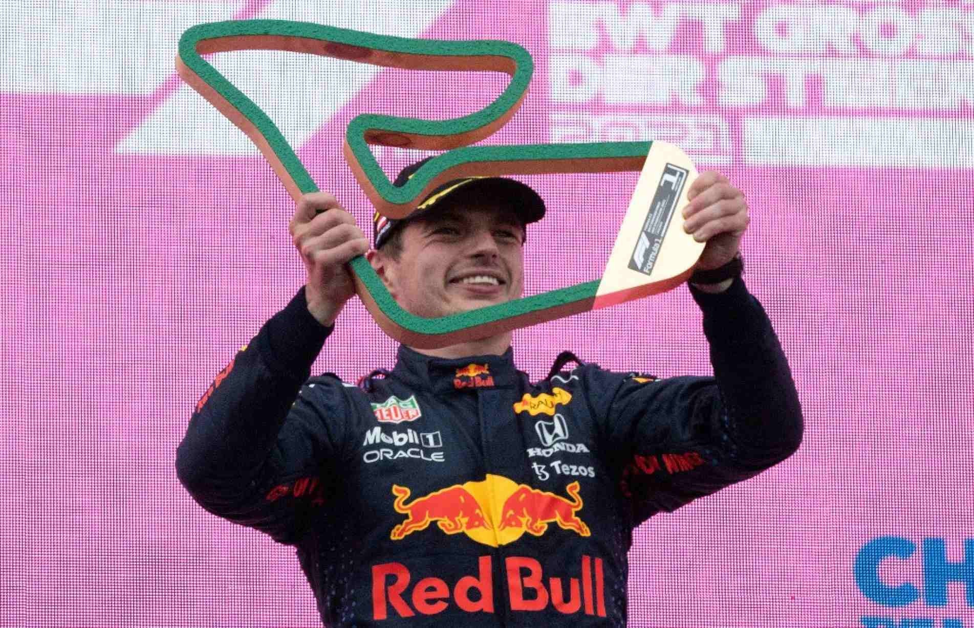 Max Verstappen comemora no pódio após vencer o Grande Prêmio da Estíria de Fórmula 1