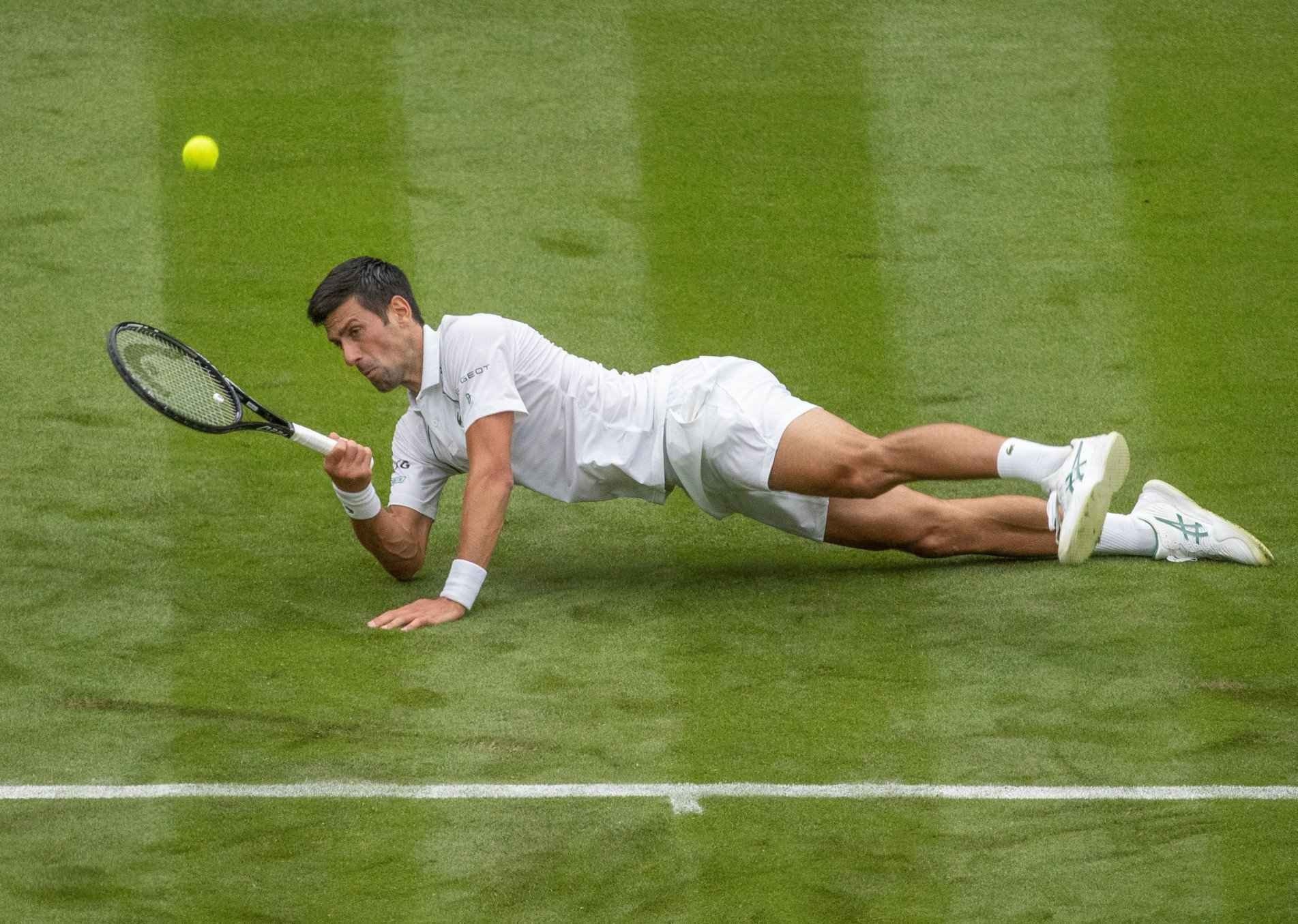 Djokovic e adversário, o britânico Draper, escorregaram bastante no piso escorregadio