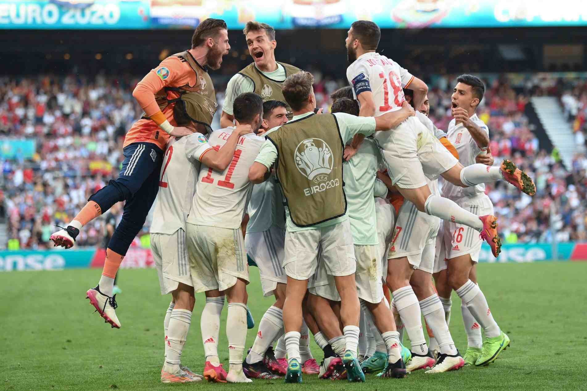 Jogadores da Espanha comemoram quinto gol, marcado na prorrogação